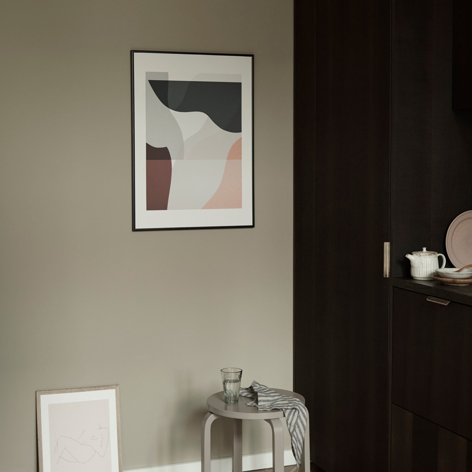 スカンジナビアのクラフトマンシップにインスパイアされた、北欧デザインの美学が息づく天然木製のポスターフレーム。温もりある無垢材と洗練されたスリムなフォルムが融合し、アートポスターや写真をすっきりと引き立てながら、空間全体に落ち着きと上質さをもたらします。上質な天然木を使用したフレームは、不透明ながらも木目の自然な表情をほのかに感じさせ、ナチュラルでありながら現代的な雰囲気も演出します。金属製のハンガーが裏面に取り付けられており、縦横どちらの向きでも壁に掛けてご使用いただけます。アルミフレームにはない自然素材ならではの豊かな質感とぬくもりは、北欧諸国でも高く評価され、定番のインテリアアイテムとして広く親しまれています。シンプルで飽きのこないデザインは、ミニマルインテリアやナチュラルテイストのお部屋にも自然に調和し、日常に木の優しさと北欧らしい上質な空気を添えてくれます。