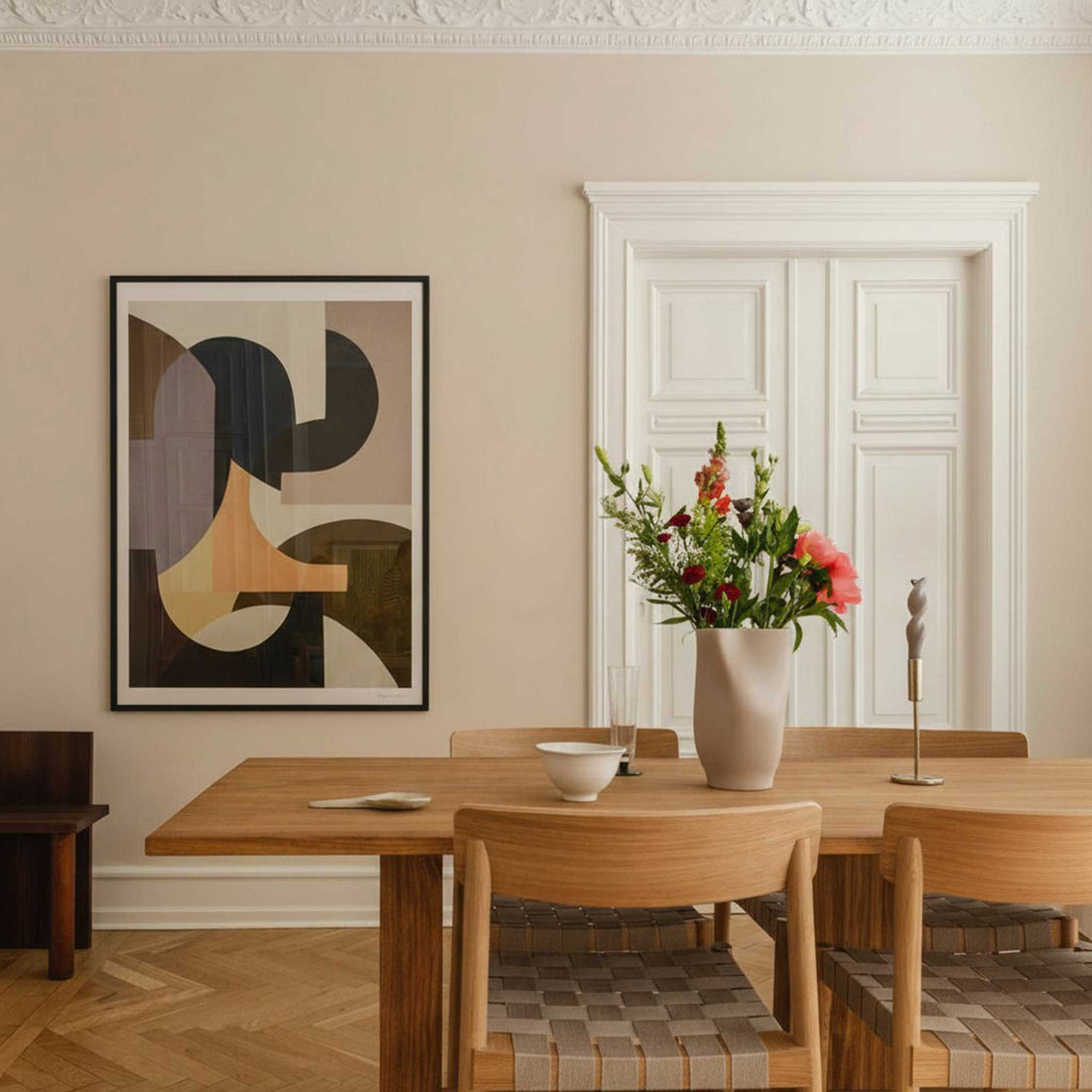 スカンジナビアのクラフトマンシップにインスパイアされた、北欧デザインの美学が息づく天然木製のポスターフレーム。温もりある無垢材と洗練されたスリムなフォルムが融合し、アートポスターや写真をすっきりと引き立てながら、空間全体に落ち着きと上質さをもたらします。上質な天然木を使用したフレームは、不透明ながらも木目の自然な表情をほのかに感じさせ、ナチュラルでありながら現代的な雰囲気も演出します。金属製のハンガーが裏面に取り付けられており、縦横どちらの向きでも壁に掛けてご使用いただけます。アルミフレームにはない自然素材ならではの豊かな質感とぬくもりは、北欧諸国でも高く評価され、定番のインテリアアイテムとして広く親しまれています。シンプルで飽きのこないデザインは、ミニマルインテリアやナチュラルテイストのお部屋にも自然に調和し、日常に木の優しさと北欧らしい上質な空気を添えてくれます。