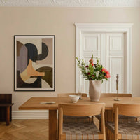 スカンジナビアのクラフトマンシップにインスパイアされた、北欧デザインの美学が息づく天然木製のポスターフレーム。温もりある無垢材と洗練されたスリムなフォルムが融合し、アートポスターや写真をすっきりと引き立てながら、空間全体に落ち着きと上質さをもたらします。上質な天然木を使用したフレームは、不透明ながらも木目の自然な表情をほのかに感じさせ、ナチュラルでありながら現代的な雰囲気も演出します。金属製のハンガーが裏面に取り付けられており、縦横どちらの向きでも壁に掛けてご使用いただけます。アルミフレームにはない自然素材ならではの豊かな質感とぬくもりは、北欧諸国でも高く評価され、定番のインテリアアイテムとして広く親しまれています。シンプルで飽きのこないデザインは、ミニマルインテリアやナチュラルテイストのお部屋にも自然に調和し、日常に木の優しさと北欧らしい上質な空気を添えてくれます。