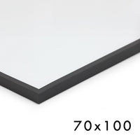 スカンジナビアのクラフトマンシップにインスパイアされた、北欧デザインの美学が息づく天然木製のポスターフレーム。温もりある無垢材と洗練されたスリムなフォルムが融合し、アートポスターや写真をすっきりと引き立てながら、空間全体に落ち着きと上質さをもたらします。上質な天然木を使用したフレームは、不透明ながらも木目の自然な表情をほのかに感じさせ、ナチュラルでありながら現代的な雰囲気も演出します。金属製のハンガーが裏面に取り付けられており、縦横どちらの向きでも壁に掛けてご使用いただけます。アルミフレームにはない自然素材ならではの豊かな質感とぬくもりは、北欧諸国でも高く評価され、定番のインテリアアイテムとして広く親しまれています。シンプルで飽きのこないデザインは、ミニマルインテリアやナチュラルテイストのお部屋にも自然に調和し、日常に木の優しさと北欧らしい上質な空気を添えてくれます。