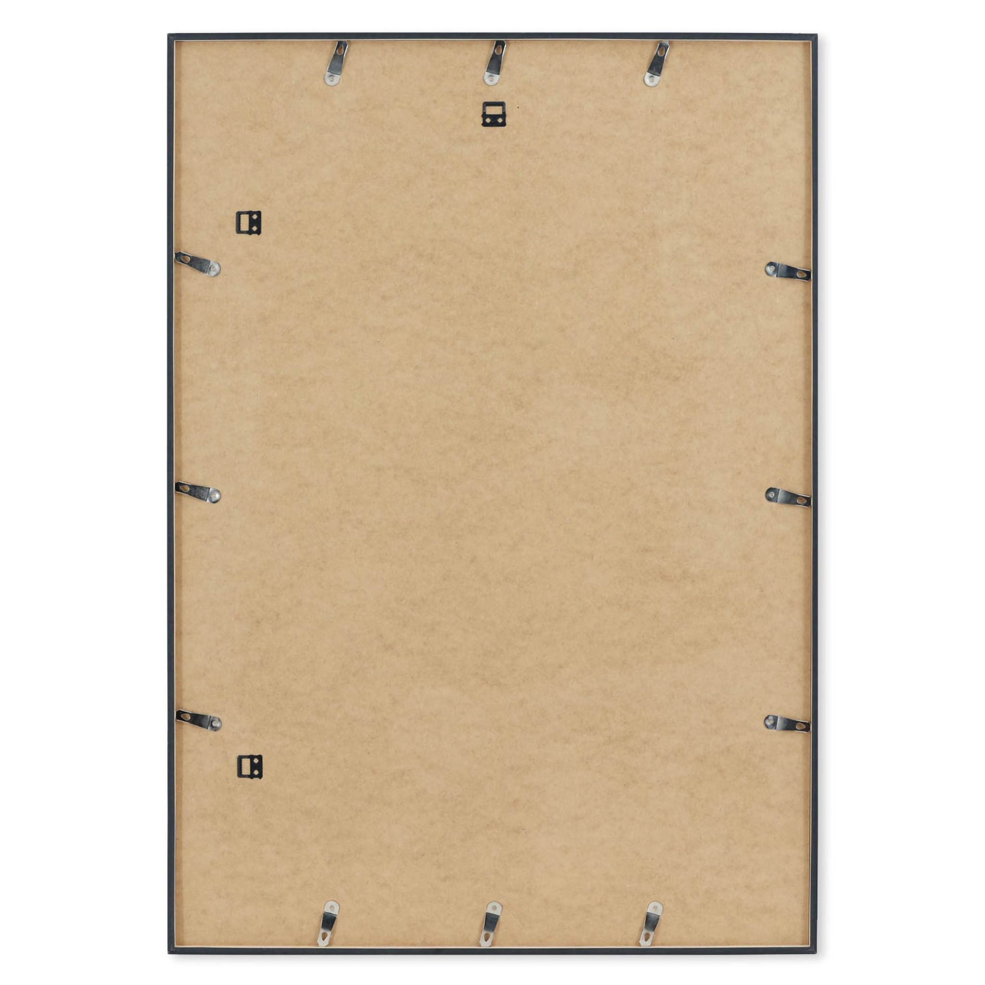 スカンジナビアのクラフトマンシップにインスパイアされた、北欧デザインの美学が息づく天然木製のポスターフレーム。温もりある無垢材と洗練されたスリムなフォルムが融合し、アートポスターや写真をすっきりと引き立てながら、空間全体に落ち着きと上質さをもたらします。上質な天然木を使用したフレームは、不透明ながらも木目の自然な表情をほのかに感じさせ、ナチュラルでありながら現代的な雰囲気も演出します。金属製のハンガーが裏面に取り付けられており、縦横どちらの向きでも壁に掛けてご使用いただけます。アルミフレームにはない自然素材ならではの豊かな質感とぬくもりは、北欧諸国でも高く評価され、定番のインテリアアイテムとして広く親しまれています。シンプルで飽きのこないデザインは、ミニマルインテリアやナチュラルテイストのお部屋にも自然に調和し、日常に木の優しさと北欧らしい上質な空気を添えてくれます。