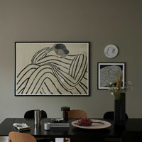 スカンジナビアのクラフトマンシップにインスパイアされた、北欧デザインの美学が息づく天然木製のポスターフレーム。温もりある無垢材と洗練されたスリムなフォルムが融合し、アートポスターや写真をすっきりと引き立てながら、空間全体に落ち着きと上質さをもたらします。上質な天然木を使用したフレームは、不透明ながらも木目の自然な表情をほのかに感じさせ、ナチュラルでありながら現代的な雰囲気も演出します。金属製のハンガーが裏面に取り付けられており、縦横どちらの向きでも壁に掛けてご使用いただけます。アルミフレームにはない自然素材ならではの豊かな質感とぬくもりは、北欧諸国でも高く評価され、定番のインテリアアイテムとして広く親しまれています。シンプルで飽きのこないデザインは、ミニマルインテリアやナチュラルテイストのお部屋にも自然に調和し、日常に木の優しさと北欧らしい上質な空気を添えてくれます。