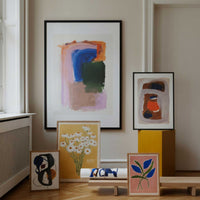 スカンジナビアのクラフトマンシップにインスパイアされた、北欧デザインの美学が息づく天然木製のポスターフレーム。温もりある無垢材と洗練されたスリムなフォルムが融合し、アートポスターや写真をすっきりと引き立てながら、空間全体に落ち着きと上質さをもたらします。上質な天然木を使用したフレームは、不透明ながらも木目の自然な表情をほのかに感じさせ、ナチュラルでありながら現代的な雰囲気も演出します。金属製のハンガーが裏面に取り付けられており、縦横どちらの向きでも壁に掛けてご使用いただけます。アルミフレームにはない自然素材ならではの豊かな質感とぬくもりは、北欧諸国でも高く評価され、定番のインテリアアイテムとして広く親しまれています。シンプルで飽きのこないデザインは、ミニマルインテリアやナチュラルテイストのお部屋にも自然に調和し、日常に木の優しさと北欧らしい上質な空気を添えてくれます。