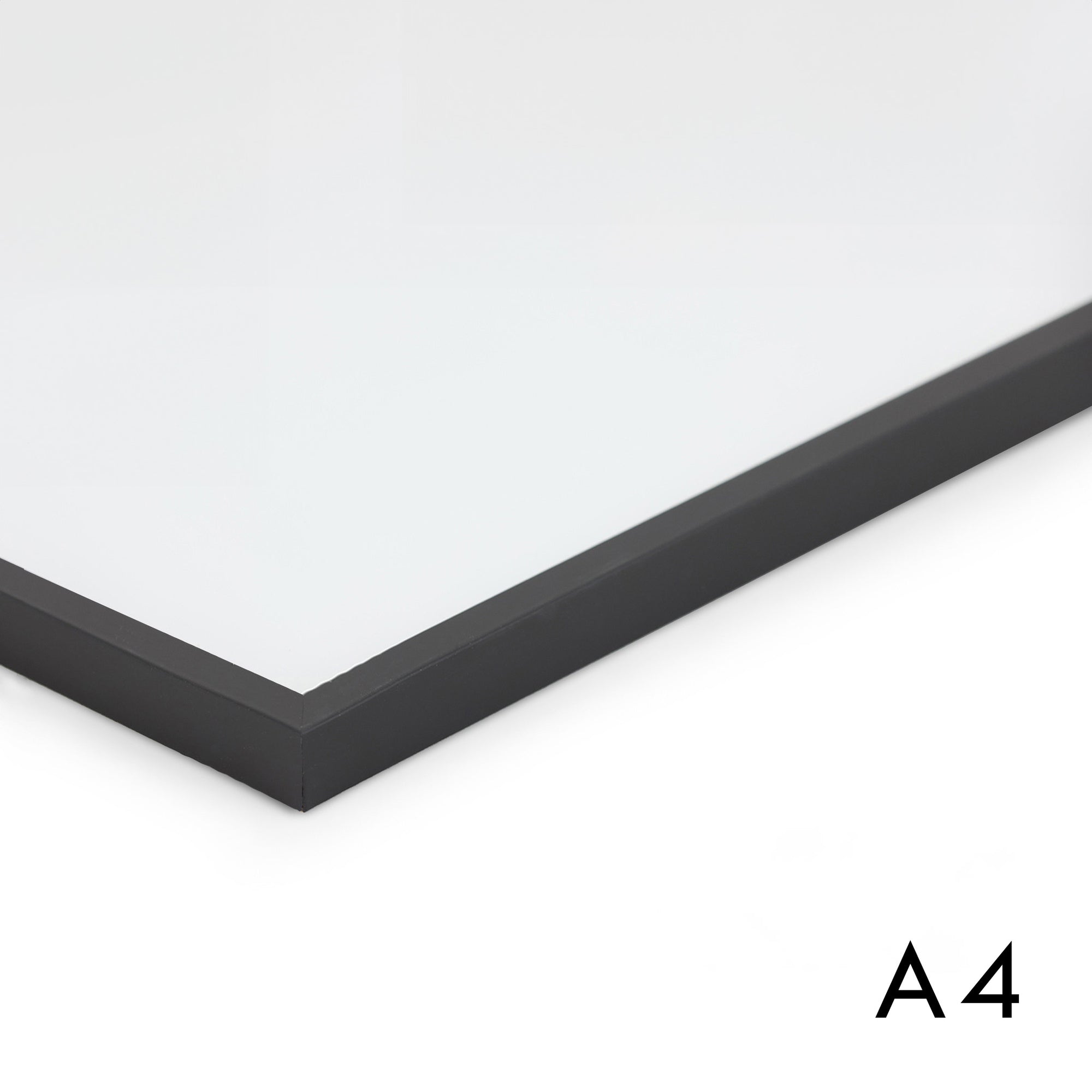 スカンジナビアのクラフトマンシップにインスパイアされた、北欧デザインの美学が息づく天然木製のポスターフレーム。温もりある無垢材と洗練されたスリムなフォルムが融合し、アートポスターや写真をすっきりと引き立てながら、空間全体に落ち着きと上質さをもたらします。上質な天然木を使用したフレームは、不透明ながらも木目の自然な表情をほのかに感じさせ、ナチュラルでありながら現代的な雰囲気も演出します。金属製のハンガーが裏面に取り付けられており、縦横どちらの向きでも壁に掛けてご使用いただけます。アルミフレームにはない自然素材ならではの豊かな質感とぬくもりは、北欧諸国でも高く評価され、定番のインテリアアイテムとして広く親しまれています。シンプルで飽きのこないデザインは、ミニマルインテリアやナチュラルテイストのお部屋にも自然に調和し、日常に木の優しさと北欧らしい上質な空気を添えてくれます。