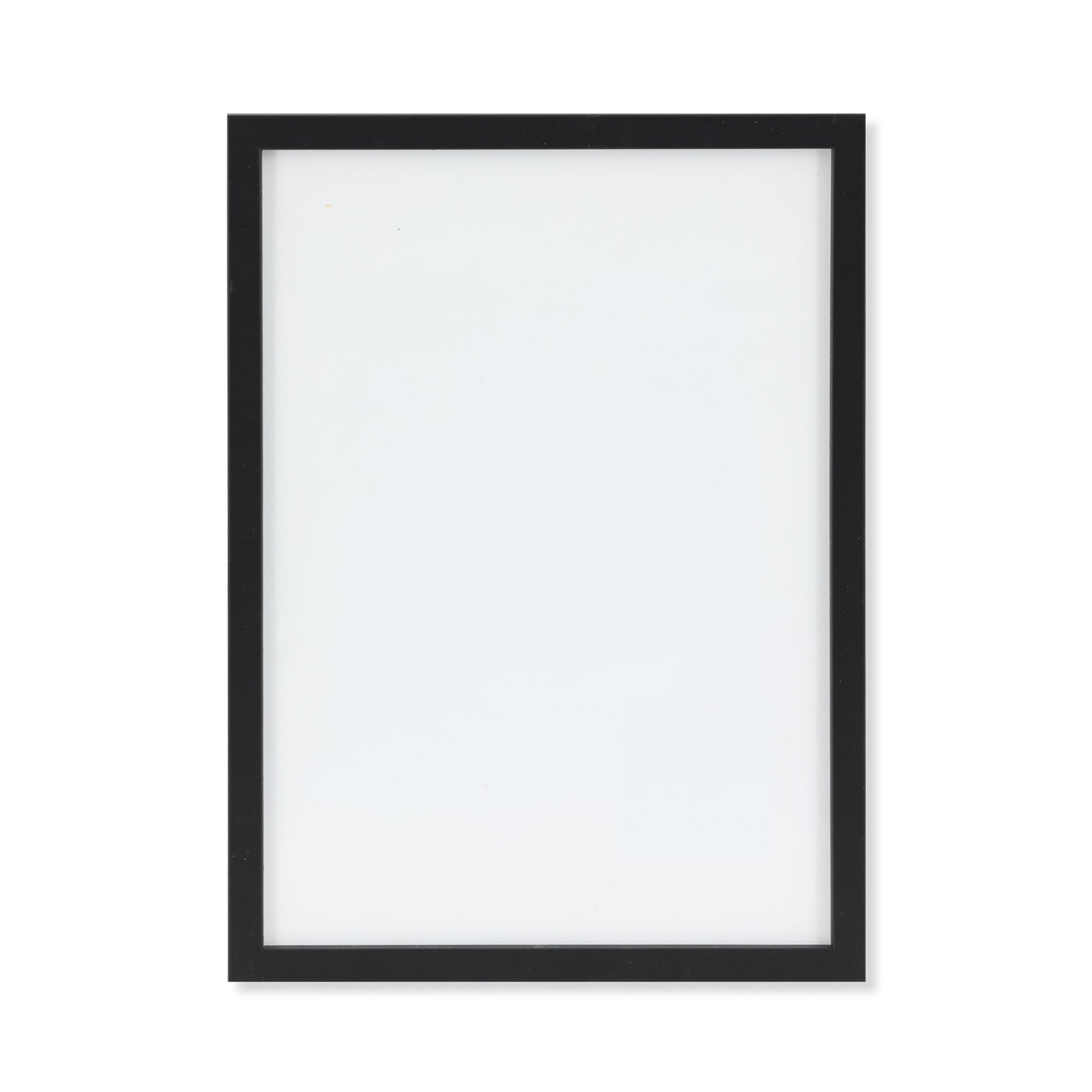 スカンジナビアのクラフトマンシップにインスパイアされた、北欧デザインの美学が息づく天然木製のポスターフレーム。温もりある無垢材と洗練されたスリムなフォルムが融合し、アートポスターや写真をすっきりと引き立てながら、空間全体に落ち着きと上質さをもたらします。上質な天然木を使用したフレームは、不透明ながらも木目の自然な表情をほのかに感じさせ、ナチュラルでありながら現代的な雰囲気も演出します。金属製のハンガーが裏面に取り付けられており、縦横どちらの向きでも壁に掛けてご使用いただけます。アルミフレームにはない自然素材ならではの豊かな質感とぬくもりは、北欧諸国でも高く評価され、定番のインテリアアイテムとして広く親しまれています。シンプルで飽きのこないデザインは、ミニマルインテリアやナチュラルテイストのお部屋にも自然に調和し、日常に木の優しさと北欧らしい上質な空気を添えてくれます。