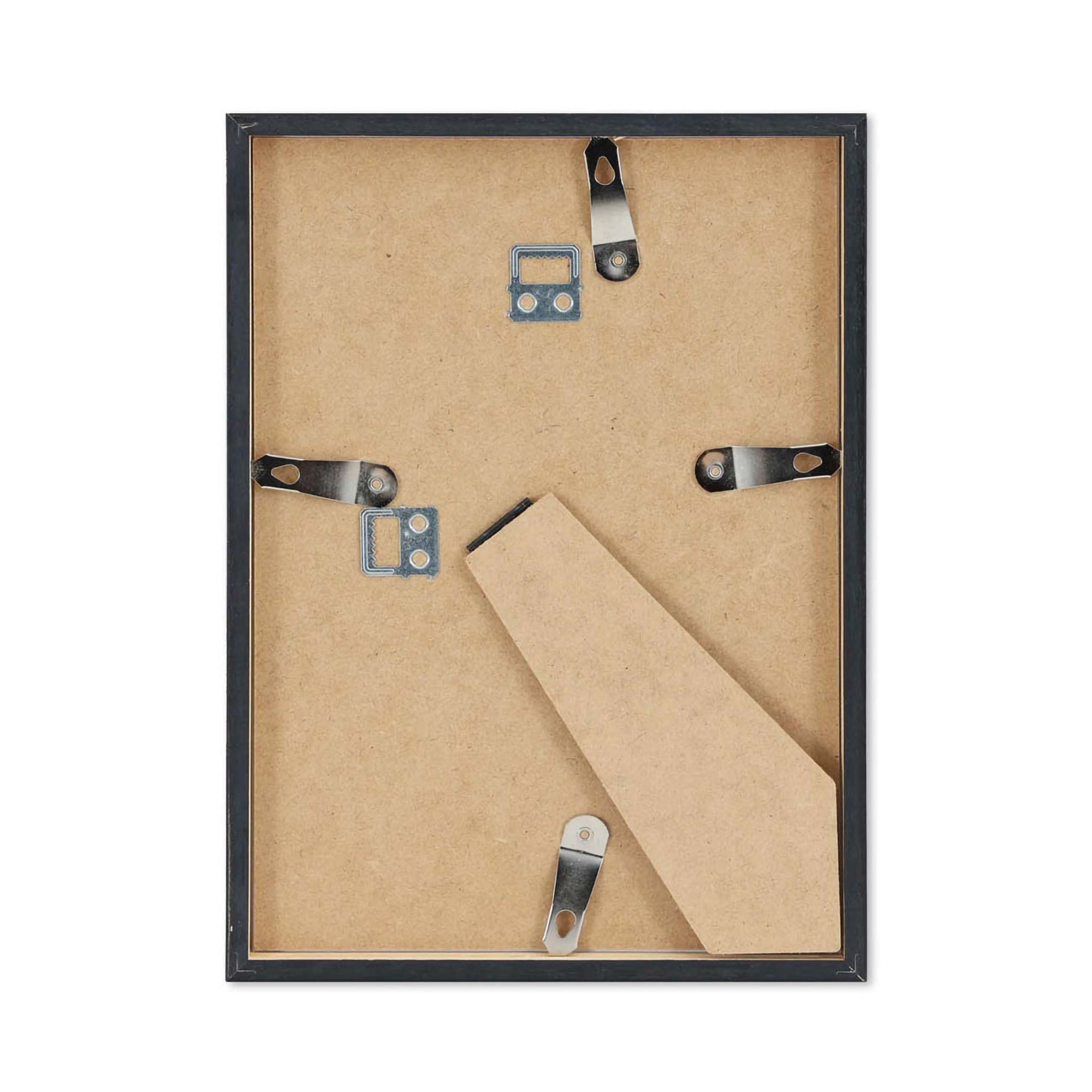 スカンジナビアのクラフトマンシップにインスパイアされた、北欧デザインの美学が息づく天然木製のポスターフレーム。温もりある無垢材と洗練されたスリムなフォルムが融合し、アートポスターや写真をすっきりと引き立てながら、空間全体に落ち着きと上質さをもたらします。上質な天然木を使用したフレームは、不透明ながらも木目の自然な表情をほのかに感じさせ、ナチュラルでありながら現代的な雰囲気も演出します。金属製のハンガーが裏面に取り付けられており、縦横どちらの向きでも壁に掛けてご使用いただけます。アルミフレームにはない自然素材ならではの豊かな質感とぬくもりは、北欧諸国でも高く評価され、定番のインテリアアイテムとして広く親しまれています。シンプルで飽きのこないデザインは、ミニマルインテリアやナチュラルテイストのお部屋にも自然に調和し、日常に木の優しさと北欧らしい上質な空気を添えてくれます。