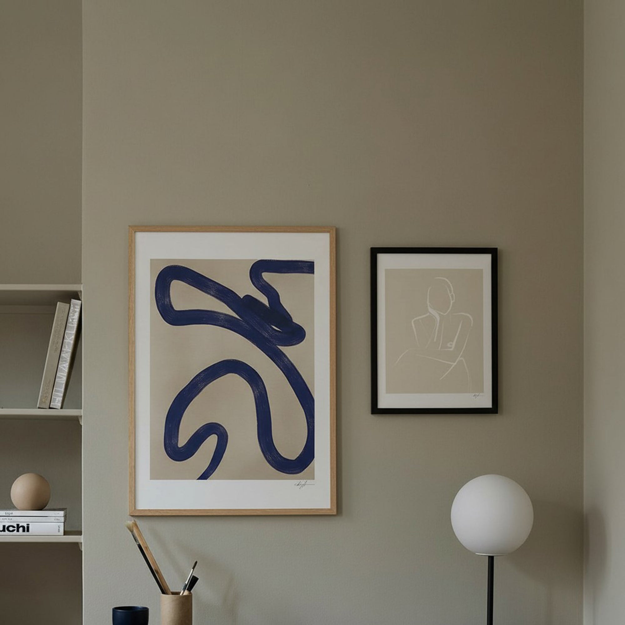 スカンジナビアのクラフトマンシップにインスパイアされた、北欧デザインの美学が息づく天然木製のポスターフレーム。温もりある無垢材と洗練されたスリムなフォルムが融合し、アートポスターや写真をすっきりと引き立てながら、空間全体に落ち着きと上質さをもたらします。上質な天然木を使用したフレームは、不透明ながらも木目の自然な表情をほのかに感じさせ、ナチュラルでありながら現代的な雰囲気も演出します。金属製のハンガーが裏面に取り付けられており、縦横どちらの向きでも壁に掛けてご使用いただけます。アルミフレームにはない自然素材ならではの豊かな質感とぬくもりは、北欧諸国でも高く評価され、定番のインテリアアイテムとして広く親しまれています。シンプルで飽きのこないデザインは、ミニマルインテリアやナチュラルテイストのお部屋にも自然に調和し、日常に木の優しさと北欧らしい上質な空気を添えてくれます。