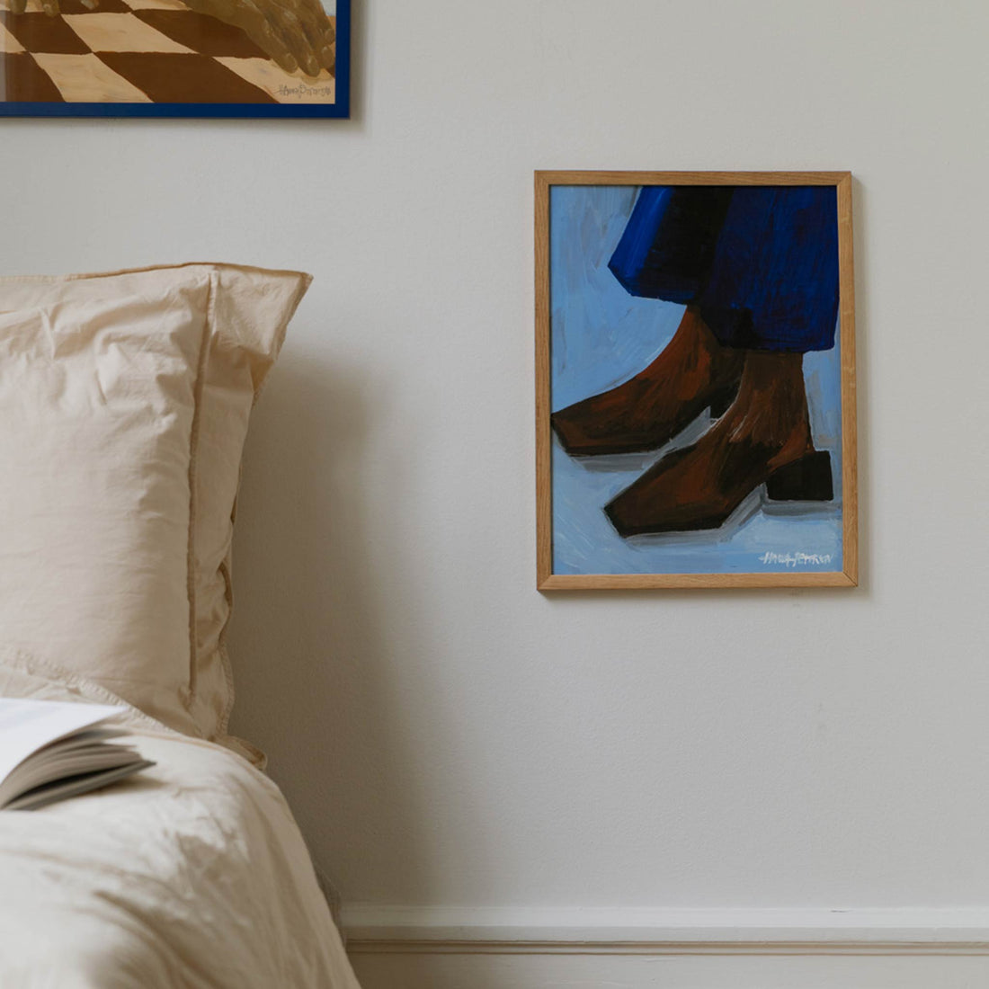 温もりのある天然木と洗練されたデザインが融合した、オーク無垢材の木製ポスターフレーム。シンプルで細身のエッジが効いたフレームは、アートや写真をすっきりと引き立て、北欧風やナチュラルテイストの空間に自然に馴染みます。スカンジナビアスタイルやミニマルデザインを好む方におすすめで、北欧でも定番のインテリアアイテム。天然オーク材は美しい木目と質感、ひとつひとつ異なる表情が魅力です。ナチュラルカラーはホワイトインテリアや和モダン、韓国インテリアなど幅広いスタイルと相性が良く、自然素材やエコ志向の暮らしにもぴったり。一般的なアートサイズに対応し、リビングや玄関、寝室、書斎、店舗など多彩な空間で活躍。壁掛け・立て掛け対応で自由なレイアウトが楽しめ、ギャラリーウォールやDIYにも最適です。