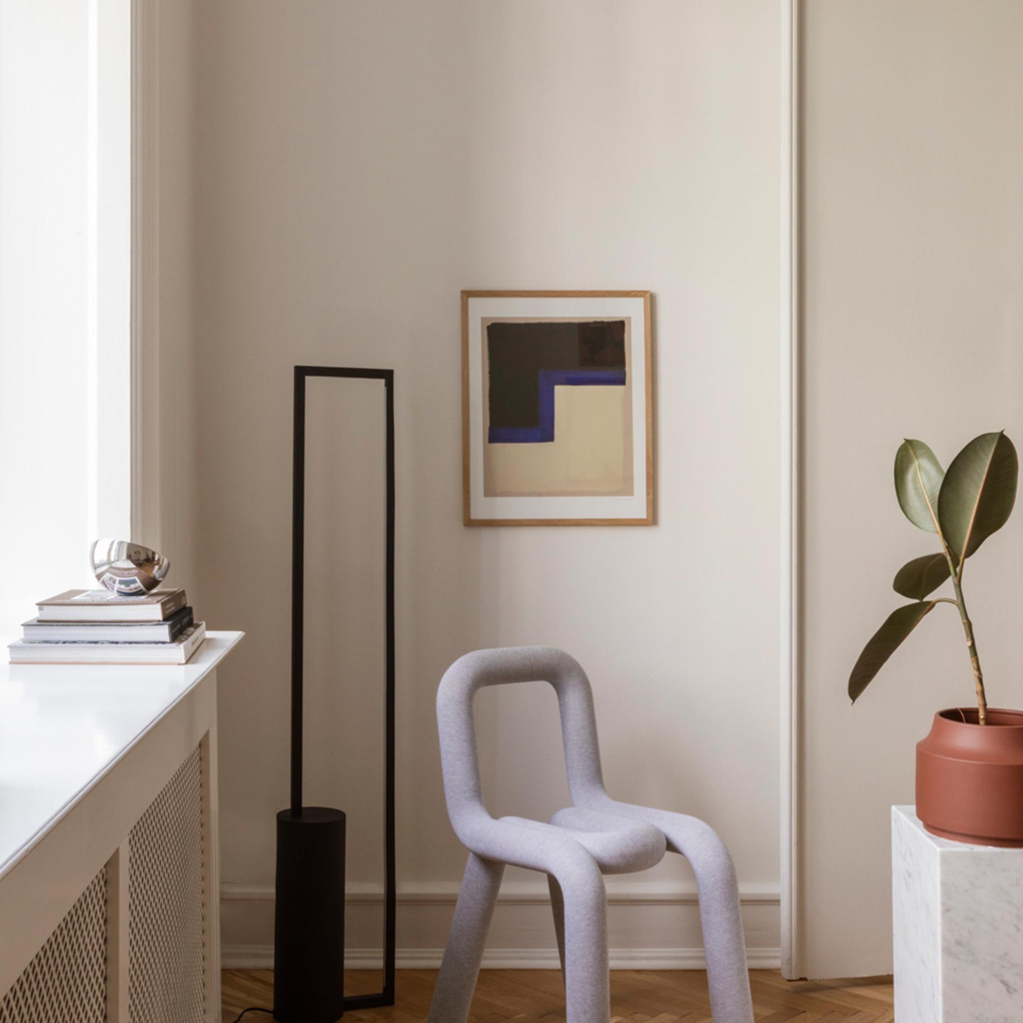 温もりのある天然木と洗練されたデザインが融合した、オーク無垢材の木製ポスターフレーム。シンプルで細身のエッジが効いたフレームは、アートや写真をすっきりと引き立て、北欧風やナチュラルテイストの空間に自然に馴染みます。スカンジナビアスタイルやミニマルデザインを好む方におすすめで、北欧でも定番のインテリアアイテム。天然オーク材は美しい木目と質感、ひとつひとつ異なる表情が魅力です。ナチュラルカラーはホワイトインテリアや和モダン、韓国インテリアなど幅広いスタイルと相性が良く、自然素材やエコ志向の暮らしにもぴったり。一般的なアートサイズに対応し、リビングや玄関、寝室、書斎、店舗など多彩な空間で活躍。壁掛け・立て掛け対応で自由なレイアウトが楽しめ、ギャラリーウォールやDIYにも最適です。