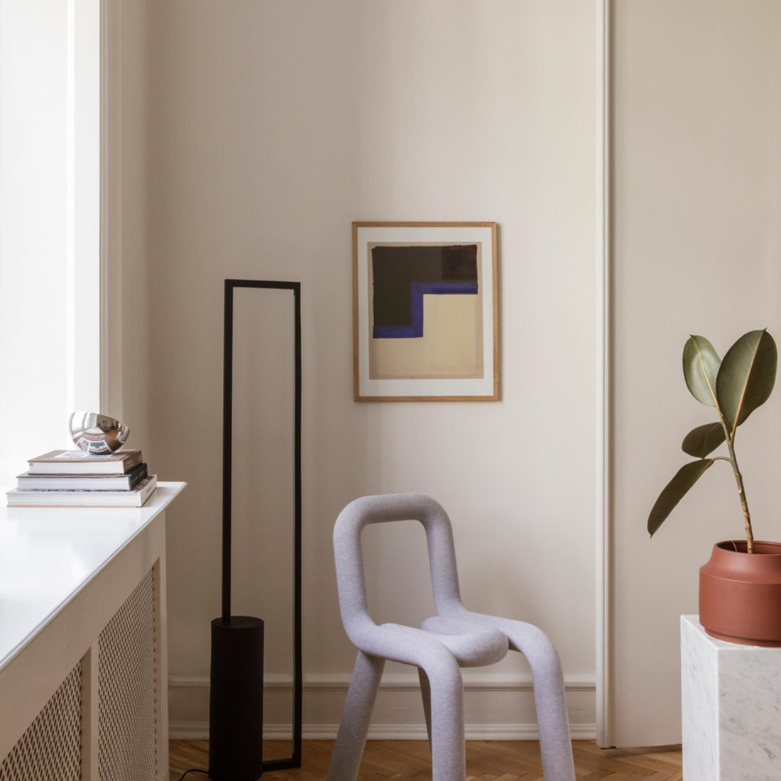 温もりのある天然木と洗練されたデザインが融合した、オーク無垢材の木製ポスターフレーム。シンプルで細身のエッジが効いたフレームは、アートや写真をすっきりと引き立て、北欧風やナチュラルテイストの空間に自然に馴染みます。スカンジナビアスタイルやミニマルデザインを好む方におすすめで、北欧でも定番のインテリアアイテム。天然オーク材は美しい木目と質感、ひとつひとつ異なる表情が魅力です。ナチュラルカラーはホワイトインテリアや和モダン、韓国インテリアなど幅広いスタイルと相性が良く、自然素材やエコ志向の暮らしにもぴったり。一般的なアートサイズに対応し、リビングや玄関、寝室、書斎、店舗など多彩な空間で活躍。壁掛け・立て掛け対応で自由なレイアウトが楽しめ、ギャラリーウォールやDIYにも最適です。