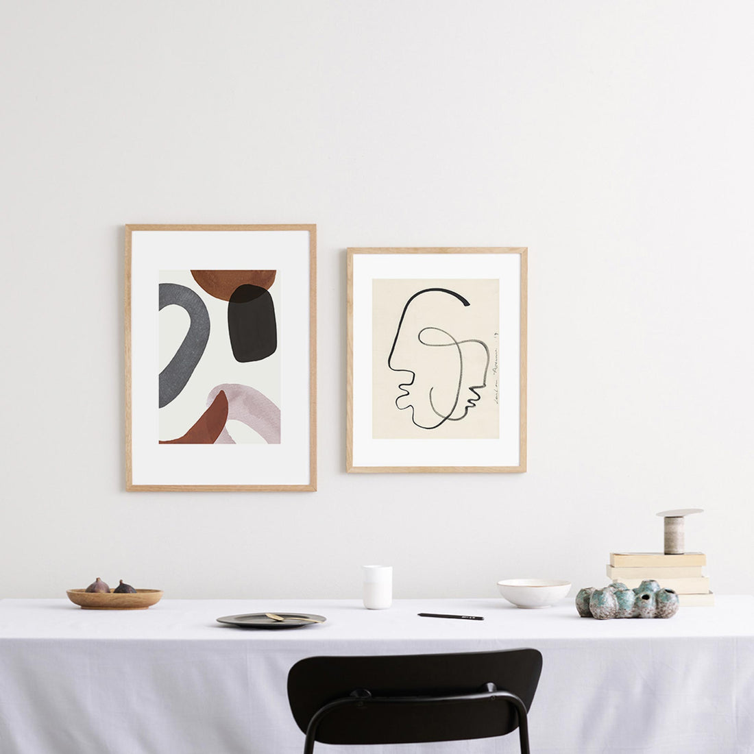 温もりのある天然木と洗練されたデザインが融合した、オーク無垢材の木製ポスターフレーム。シンプルで細身のエッジが効いたフレームは、アートや写真をすっきりと引き立て、北欧風やナチュラルテイストの空間に自然に馴染みます。スカンジナビアスタイルやミニマルデザインを好む方におすすめで、北欧でも定番のインテリアアイテム。天然オーク材は美しい木目と質感、ひとつひとつ異なる表情が魅力です。ナチュラルカラーはホワイトインテリアや和モダン、韓国インテリアなど幅広いスタイルと相性が良く、自然素材やエコ志向の暮らしにもぴったり。一般的なアートサイズに対応し、リビングや玄関、寝室、書斎、店舗など多彩な空間で活躍。壁掛け・立て掛け対応で自由なレイアウトが楽しめ、ギャラリーウォールやDIYにも最適です。