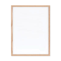 温もりのある天然木と洗練されたデザインが融合した、オーク無垢材の木製ポスターフレーム。シンプルで細身のエッジが効いたフレームは、アートや写真をすっきりと引き立て、北欧風やナチュラルテイストの空間に自然に馴染みます。スカンジナビアスタイルやミニマルデザインを好む方におすすめで、北欧でも定番のインテリアアイテム。天然オーク材は美しい木目と質感、ひとつひとつ異なる表情が魅力です。ナチュラルカラーはホワイトインテリアや和モダン、韓国インテリアなど幅広いスタイルと相性が良く、自然素材やエコ志向の暮らしにもぴったり。一般的なアートサイズに対応し、リビングや玄関、寝室、書斎、店舗など多彩な空間で活躍。壁掛け・立て掛け対応で自由なレイアウトが楽しめ、ギャラリーウォールやDIYにも最適です。