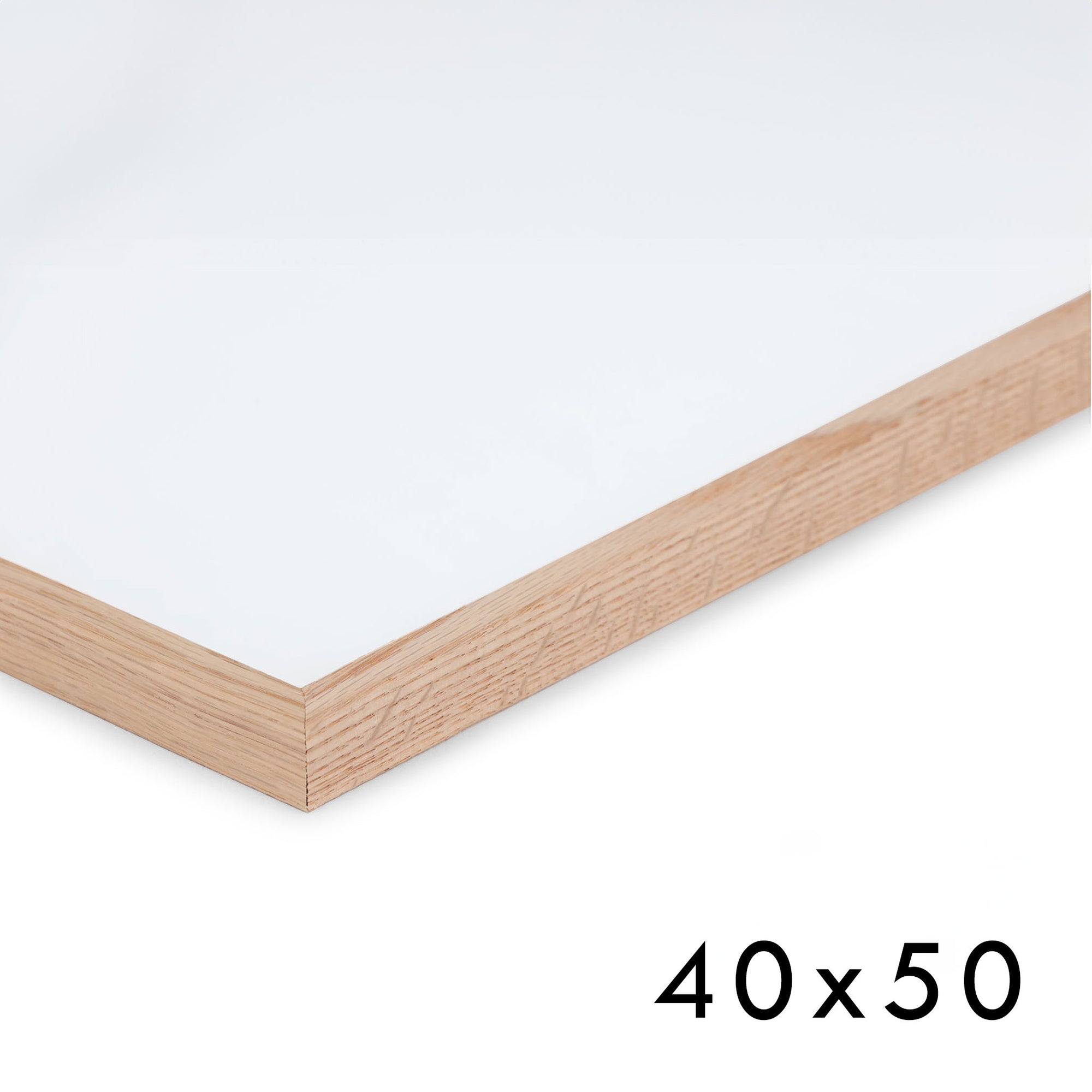 温もりのある天然木と洗練されたデザインが融合した、オーク無垢材の木製ポスターフレーム。シンプルで細身のエッジが効いたフレームは、アートや写真をすっきりと引き立て、北欧風やナチュラルテイストの空間に自然に馴染みます。スカンジナビアスタイルやミニマルデザインを好む方におすすめで、北欧でも定番のインテリアアイテム。天然オーク材は美しい木目と質感、ひとつひとつ異なる表情が魅力です。ナチュラルカラーはホワイトインテリアや和モダン、韓国インテリアなど幅広いスタイルと相性が良く、自然素材やエコ志向の暮らしにもぴったり。一般的なアートサイズに対応し、リビングや玄関、寝室、書斎、店舗など多彩な空間で活躍。壁掛け・立て掛け対応で自由なレイアウトが楽しめ、ギャラリーウォールやDIYにも最適です。