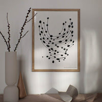 温もりのある天然木と洗練されたデザインが融合した、オーク無垢材の木製ポスターフレーム。シンプルで細身のエッジが効いたフレームは、アートや写真をすっきりと引き立て、北欧風やナチュラルテイストの空間に自然に馴染みます。スカンジナビアスタイルやミニマルデザインを好む方におすすめで、北欧でも定番のインテリアアイテム。天然オーク材は美しい木目と質感、ひとつひとつ異なる表情が魅力です。ナチュラルカラーはホワイトインテリアや和モダン、韓国インテリアなど幅広いスタイルと相性が良く、自然素材やエコ志向の暮らしにもぴったり。一般的なアートサイズに対応し、リビングや玄関、寝室、書斎、店舗など多彩な空間で活躍。壁掛け・立て掛け対応で自由なレイアウトが楽しめ、ギャラリーウォールやDIYにも最適です。