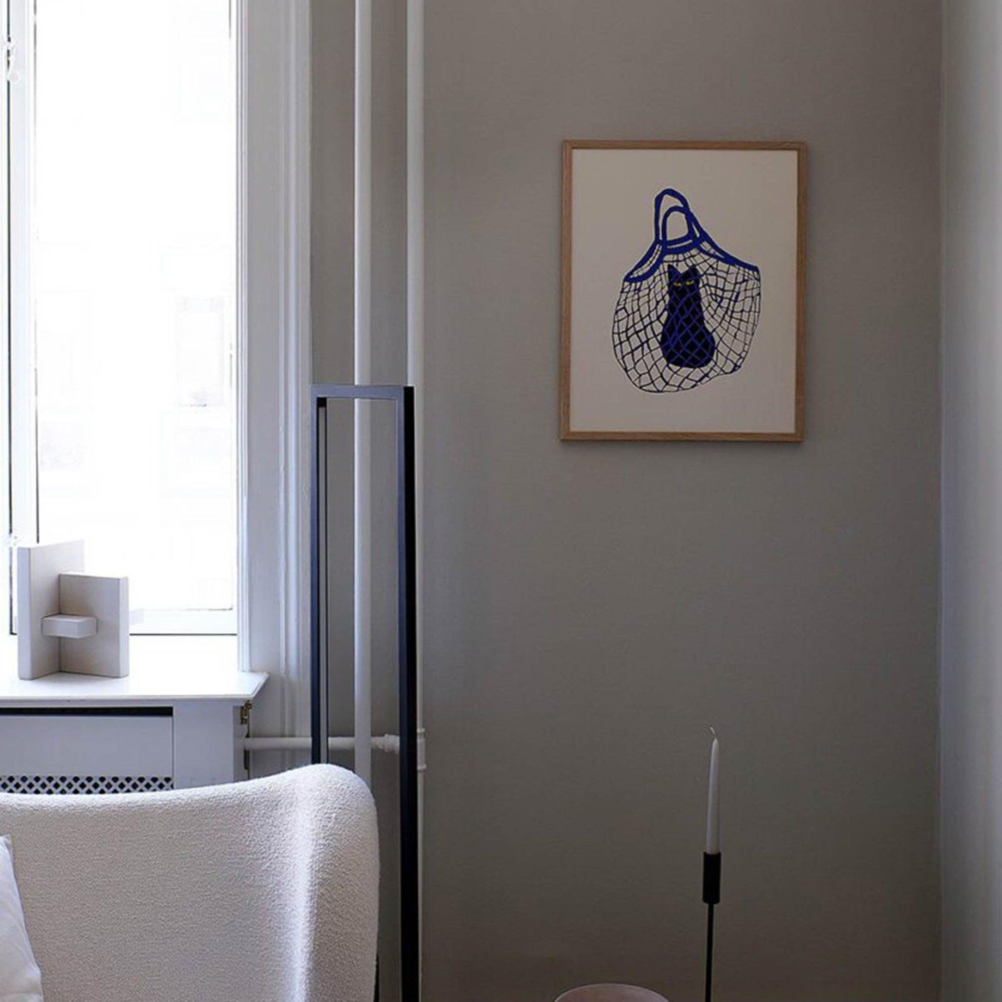 温もりのある天然木と洗練されたデザインが融合した、オーク無垢材の木製ポスターフレーム。シンプルで細身のエッジが効いたフレームは、アートや写真をすっきりと引き立て、北欧風やナチュラルテイストの空間に自然に馴染みます。スカンジナビアスタイルやミニマルデザインを好む方におすすめで、北欧でも定番のインテリアアイテム。天然オーク材は美しい木目と質感、ひとつひとつ異なる表情が魅力です。ナチュラルカラーはホワイトインテリアや和モダン、韓国インテリアなど幅広いスタイルと相性が良く、自然素材やエコ志向の暮らしにもぴったり。一般的なアートサイズに対応し、リビングや玄関、寝室、書斎、店舗など多彩な空間で活躍。壁掛け・立て掛け対応で自由なレイアウトが楽しめ、ギャラリーウォールやDIYにも最適です。