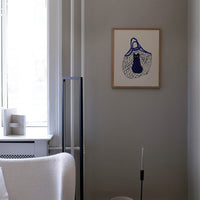 温もりのある天然木と洗練されたデザインが融合した、オーク無垢材の木製ポスターフレーム。シンプルで細身のエッジが効いたフレームは、アートや写真をすっきりと引き立て、北欧風やナチュラルテイストの空間に自然に馴染みます。スカンジナビアスタイルやミニマルデザインを好む方におすすめで、北欧でも定番のインテリアアイテム。天然オーク材は美しい木目と質感、ひとつひとつ異なる表情が魅力です。ナチュラルカラーはホワイトインテリアや和モダン、韓国インテリアなど幅広いスタイルと相性が良く、自然素材やエコ志向の暮らしにもぴったり。一般的なアートサイズに対応し、リビングや玄関、寝室、書斎、店舗など多彩な空間で活躍。壁掛け・立て掛け対応で自由なレイアウトが楽しめ、ギャラリーウォールやDIYにも最適です。