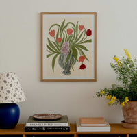 温もりのある天然木と洗練されたデザインが融合した、オーク無垢材の木製ポスターフレーム。シンプルで細身のエッジが効いたフレームは、アートや写真をすっきりと引き立て、北欧風やナチュラルテイストの空間に自然に馴染みます。スカンジナビアスタイルやミニマルデザインを好む方におすすめで、北欧でも定番のインテリアアイテム。天然オーク材は美しい木目と質感、ひとつひとつ異なる表情が魅力です。ナチュラルカラーはホワイトインテリアや和モダン、韓国インテリアなど幅広いスタイルと相性が良く、自然素材やエコ志向の暮らしにもぴったり。一般的なアートサイズに対応し、リビングや玄関、寝室、書斎、店舗など多彩な空間で活躍。壁掛け・立て掛け対応で自由なレイアウトが楽しめ、ギャラリーウォールやDIYにも最適です。