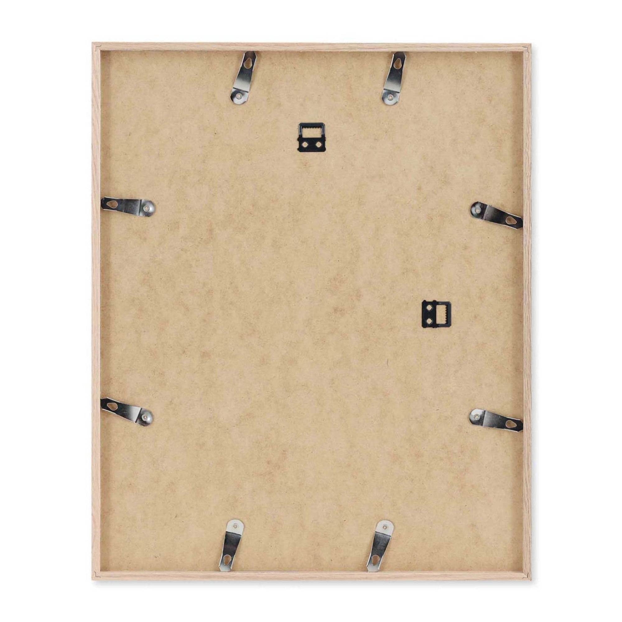 温もりのある天然木と洗練されたデザインが融合した、オーク無垢材の木製ポスターフレーム。シンプルで細身のエッジが効いたフレームは、アートや写真をすっきりと引き立て、北欧風やナチュラルテイストの空間に自然に馴染みます。スカンジナビアスタイルやミニマルデザインを好む方におすすめで、北欧でも定番のインテリアアイテム。天然オーク材は美しい木目と質感、ひとつひとつ異なる表情が魅力です。ナチュラルカラーはホワイトインテリアや和モダン、韓国インテリアなど幅広いスタイルと相性が良く、自然素材やエコ志向の暮らしにもぴったり。一般的なアートサイズに対応し、リビングや玄関、寝室、書斎、店舗など多彩な空間で活躍。壁掛け・立て掛け対応で自由なレイアウトが楽しめ、ギャラリーウォールやDIYにも最適です。