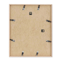 温もりのある天然木と洗練されたデザインが融合した、オーク無垢材の木製ポスターフレーム。シンプルで細身のエッジが効いたフレームは、アートや写真をすっきりと引き立て、北欧風やナチュラルテイストの空間に自然に馴染みます。スカンジナビアスタイルやミニマルデザインを好む方におすすめで、北欧でも定番のインテリアアイテム。天然オーク材は美しい木目と質感、ひとつひとつ異なる表情が魅力です。ナチュラルカラーはホワイトインテリアや和モダン、韓国インテリアなど幅広いスタイルと相性が良く、自然素材やエコ志向の暮らしにもぴったり。一般的なアートサイズに対応し、リビングや玄関、寝室、書斎、店舗など多彩な空間で活躍。壁掛け・立て掛け対応で自由なレイアウトが楽しめ、ギャラリーウォールやDIYにも最適です。