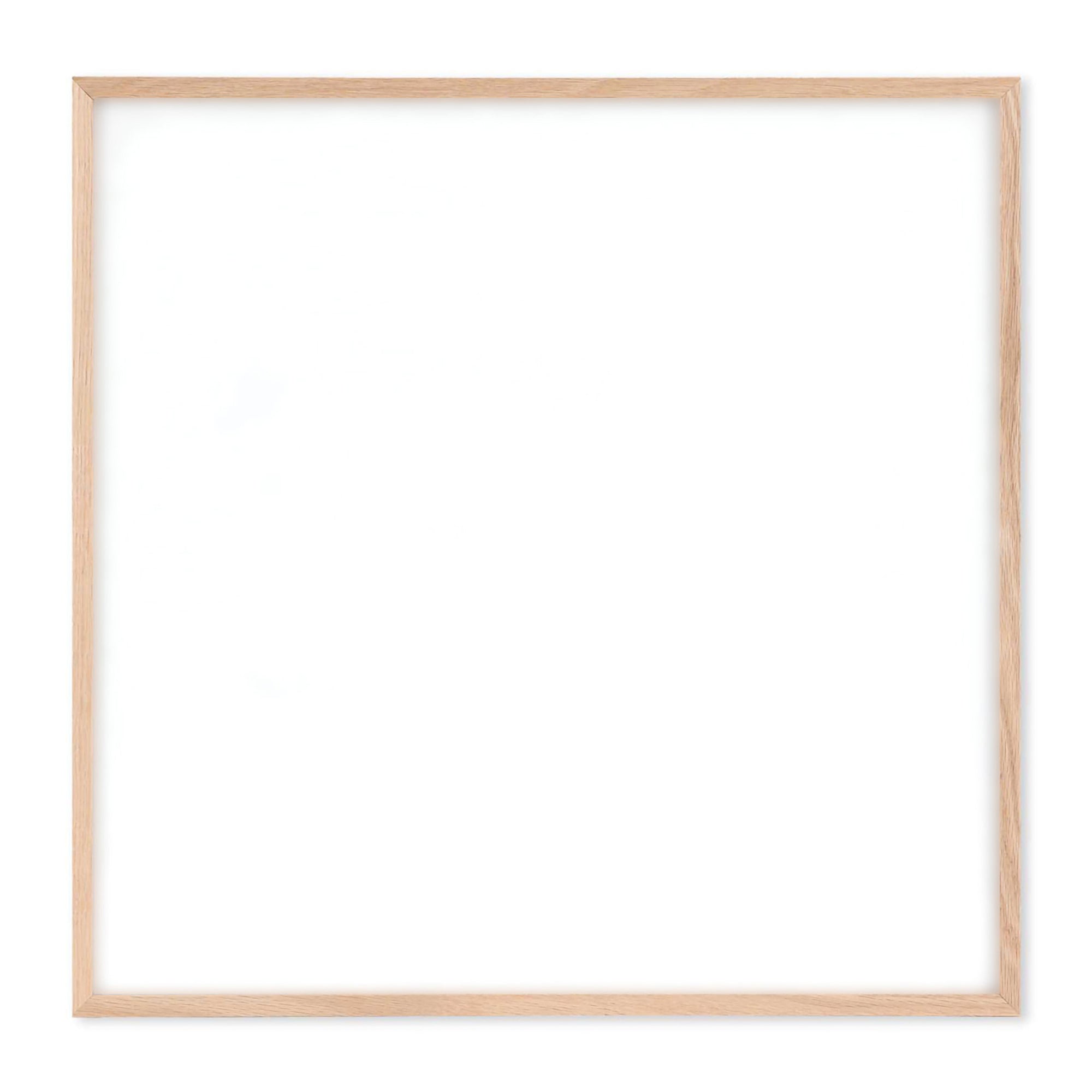 温もりのある天然木と洗練されたデザインが融合した、オーク無垢材の木製ポスターフレーム。シンプルで細身のエッジが効いたフレームは、アートや写真をすっきりと引き立て、北欧風やナチュラルテイストの空間に自然に馴染みます。スカンジナビアスタイルやミニマルデザインを好む方におすすめで、北欧でも定番のインテリアアイテム。天然オーク材は美しい木目と質感、ひとつひとつ異なる表情が魅力です。ナチュラルカラーはホワイトインテリアや和モダン、韓国インテリアなど幅広いスタイルと相性が良く、自然素材やエコ志向の暮らしにもぴったり。一般的なアートサイズに対応し、リビングや玄関、寝室、書斎、店舗など多彩な空間で活躍。壁掛け・立て掛け対応で自由なレイアウトが楽しめ、ギャラリーウォールやDIYにも最適です。