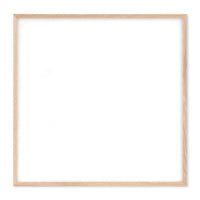 温もりのある天然木と洗練されたデザインが融合した、オーク無垢材の木製ポスターフレーム。シンプルで細身のエッジが効いたフレームは、アートや写真をすっきりと引き立て、北欧風やナチュラルテイストの空間に自然に馴染みます。スカンジナビアスタイルやミニマルデザインを好む方におすすめで、北欧でも定番のインテリアアイテム。天然オーク材は美しい木目と質感、ひとつひとつ異なる表情が魅力です。ナチュラルカラーはホワイトインテリアや和モダン、韓国インテリアなど幅広いスタイルと相性が良く、自然素材やエコ志向の暮らしにもぴったり。一般的なアートサイズに対応し、リビングや玄関、寝室、書斎、店舗など多彩な空間で活躍。壁掛け・立て掛け対応で自由なレイアウトが楽しめ、ギャラリーウォールやDIYにも最適です。