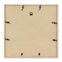 温もりのある天然木と洗練されたデザインが融合した、オーク無垢材の木製ポスターフレーム。シンプルで細身のエッジが効いたフレームは、アートや写真をすっきりと引き立て、北欧風やナチュラルテイストの空間に自然に馴染みます。スカンジナビアスタイルやミニマルデザインを好む方におすすめで、北欧でも定番のインテリアアイテム。天然オーク材は美しい木目と質感、ひとつひとつ異なる表情が魅力です。ナチュラルカラーはホワイトインテリアや和モダン、韓国インテリアなど幅広いスタイルと相性が良く、自然素材やエコ志向の暮らしにもぴったり。一般的なアートサイズに対応し、リビングや玄関、寝室、書斎、店舗など多彩な空間で活躍。壁掛け・立て掛け対応で自由なレイアウトが楽しめ、ギャラリーウォールやDIYにも最適です。