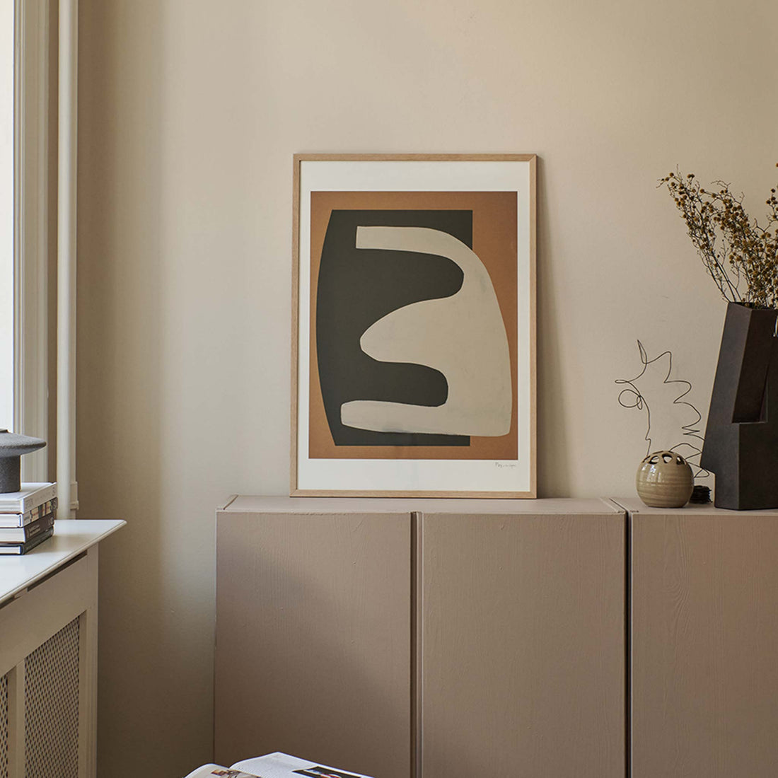 温もりのある天然木と洗練されたデザインが融合した、オーク無垢材の木製ポスターフレーム。シンプルで細身のエッジが効いたフレームは、アートや写真をすっきりと引き立て、北欧風やナチュラルテイストの空間に自然に馴染みます。スカンジナビアスタイルやミニマルデザインを好む方におすすめで、北欧でも定番のインテリアアイテム。天然オーク材は美しい木目と質感、ひとつひとつ異なる表情が魅力です。ナチュラルカラーはホワイトインテリアや和モダン、韓国インテリアなど幅広いスタイルと相性が良く、自然素材やエコ志向の暮らしにもぴったり。一般的なアートサイズに対応し、リビングや玄関、寝室、書斎、店舗など多彩な空間で活躍。壁掛け・立て掛け対応で自由なレイアウトが楽しめ、ギャラリーウォールやDIYにも最適です。