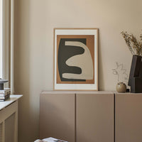 温もりのある天然木と洗練されたデザインが融合した、オーク無垢材の木製ポスターフレーム。シンプルで細身のエッジが効いたフレームは、アートや写真をすっきりと引き立て、北欧風やナチュラルテイストの空間に自然に馴染みます。スカンジナビアスタイルやミニマルデザインを好む方におすすめで、北欧でも定番のインテリアアイテム。天然オーク材は美しい木目と質感、ひとつひとつ異なる表情が魅力です。ナチュラルカラーはホワイトインテリアや和モダン、韓国インテリアなど幅広いスタイルと相性が良く、自然素材やエコ志向の暮らしにもぴったり。一般的なアートサイズに対応し、リビングや玄関、寝室、書斎、店舗など多彩な空間で活躍。壁掛け・立て掛け対応で自由なレイアウトが楽しめ、ギャラリーウォールやDIYにも最適です。