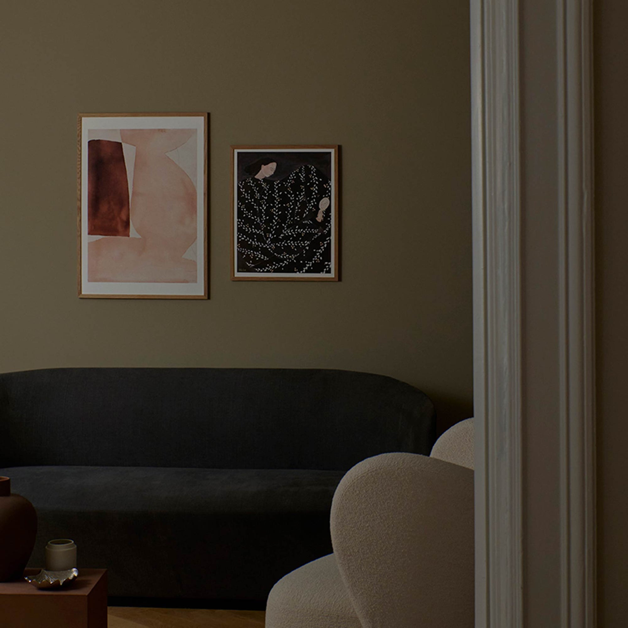 温もりのある天然木と洗練されたデザインが融合した、オーク無垢材の木製ポスターフレーム。シンプルで細身のエッジが効いたフレームは、アートや写真をすっきりと引き立て、北欧風やナチュラルテイストの空間に自然に馴染みます。スカンジナビアスタイルやミニマルデザインを好む方におすすめで、北欧でも定番のインテリアアイテム。天然オーク材は美しい木目と質感、ひとつひとつ異なる表情が魅力です。ナチュラルカラーはホワイトインテリアや和モダン、韓国インテリアなど幅広いスタイルと相性が良く、自然素材やエコ志向の暮らしにもぴったり。一般的なアートサイズに対応し、リビングや玄関、寝室、書斎、店舗など多彩な空間で活躍。壁掛け・立て掛け対応で自由なレイアウトが楽しめ、ギャラリーウォールやDIYにも最適です。