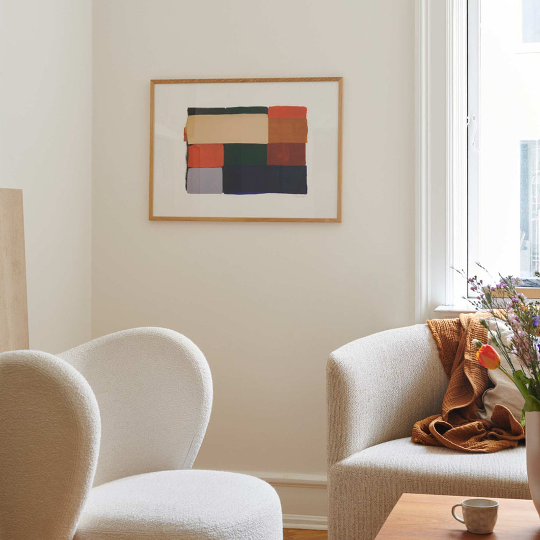 温もりのある天然木と洗練されたデザインが融合した、オーク無垢材の木製ポスターフレーム。シンプルで細身のエッジが効いたフレームは、アートや写真をすっきりと引き立て、北欧風やナチュラルテイストの空間に自然に馴染みます。スカンジナビアスタイルやミニマルデザインを好む方におすすめで、北欧でも定番のインテリアアイテム。天然オーク材は美しい木目と質感、ひとつひとつ異なる表情が魅力です。ナチュラルカラーはホワイトインテリアや和モダン、韓国インテリアなど幅広いスタイルと相性が良く、自然素材やエコ志向の暮らしにもぴったり。一般的なアートサイズに対応し、リビングや玄関、寝室、書斎、店舗など多彩な空間で活躍。壁掛け・立て掛け対応で自由なレイアウトが楽しめ、ギャラリーウォールやDIYにも最適です。