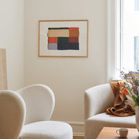 温もりのある天然木と洗練されたデザインが融合した、オーク無垢材の木製ポスターフレーム。シンプルで細身のエッジが効いたフレームは、アートや写真をすっきりと引き立て、北欧風やナチュラルテイストの空間に自然に馴染みます。スカンジナビアスタイルやミニマルデザインを好む方におすすめで、北欧でも定番のインテリアアイテム。天然オーク材は美しい木目と質感、ひとつひとつ異なる表情が魅力です。ナチュラルカラーはホワイトインテリアや和モダン、韓国インテリアなど幅広いスタイルと相性が良く、自然素材やエコ志向の暮らしにもぴったり。一般的なアートサイズに対応し、リビングや玄関、寝室、書斎、店舗など多彩な空間で活躍。壁掛け・立て掛け対応で自由なレイアウトが楽しめ、ギャラリーウォールやDIYにも最適です。