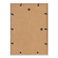 温もりのある天然木と洗練されたデザインが融合した、オーク無垢材の木製ポスターフレーム。シンプルで細身のエッジが効いたフレームは、アートや写真をすっきりと引き立て、北欧風やナチュラルテイストの空間に自然に馴染みます。スカンジナビアスタイルやミニマルデザインを好む方におすすめで、北欧でも定番のインテリアアイテム。天然オーク材は美しい木目と質感、ひとつひとつ異なる表情が魅力です。ナチュラルカラーはホワイトインテリアや和モダン、韓国インテリアなど幅広いスタイルと相性が良く、自然素材やエコ志向の暮らしにもぴったり。一般的なアートサイズに対応し、リビングや玄関、寝室、書斎、店舗など多彩な空間で活躍。壁掛け・立て掛け対応で自由なレイアウトが楽しめ、ギャラリーウォールやDIYにも最適です。