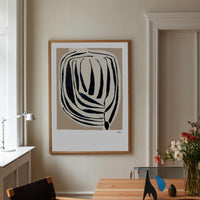 温もりのある天然木と洗練されたデザインが融合した、オーク無垢材の木製ポスターフレーム。シンプルで細身のエッジが効いたフレームは、アートや写真をすっきりと引き立て、北欧風やナチュラルテイストの空間に自然に馴染みます。スカンジナビアスタイルやミニマルデザインを好む方におすすめで、北欧でも定番のインテリアアイテム。天然オーク材は美しい木目と質感、ひとつひとつ異なる表情が魅力です。ナチュラルカラーはホワイトインテリアや和モダン、韓国インテリアなど幅広いスタイルと相性が良く、自然素材やエコ志向の暮らしにもぴったり。一般的なアートサイズに対応し、リビングや玄関、寝室、書斎、店舗など多彩な空間で活躍。壁掛け・立て掛け対応で自由なレイアウトが楽しめ、ギャラリーウォールやDIYにも最適です。