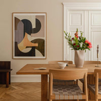 温もりのある天然木と洗練されたデザインが融合した、オーク無垢材の木製ポスターフレーム。シンプルで細身のエッジが効いたフレームは、アートや写真をすっきりと引き立て、北欧風やナチュラルテイストの空間に自然に馴染みます。スカンジナビアスタイルやミニマルデザインを好む方におすすめで、北欧でも定番のインテリアアイテム。天然オーク材は美しい木目と質感、ひとつひとつ異なる表情が魅力です。ナチュラルカラーはホワイトインテリアや和モダン、韓国インテリアなど幅広いスタイルと相性が良く、自然素材やエコ志向の暮らしにもぴったり。一般的なアートサイズに対応し、リビングや玄関、寝室、書斎、店舗など多彩な空間で活躍。壁掛け・立て掛け対応で自由なレイアウトが楽しめ、ギャラリーウォールやDIYにも最適です。