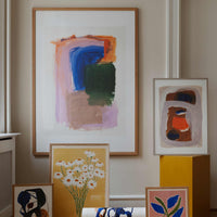 温もりのある天然木と洗練されたデザインが融合した、オーク無垢材の木製ポスターフレーム。シンプルで細身のエッジが効いたフレームは、アートや写真をすっきりと引き立て、北欧風やナチュラルテイストの空間に自然に馴染みます。スカンジナビアスタイルやミニマルデザインを好む方におすすめで、北欧でも定番のインテリアアイテム。天然オーク材は美しい木目と質感、ひとつひとつ異なる表情が魅力です。ナチュラルカラーはホワイトインテリアや和モダン、韓国インテリアなど幅広いスタイルと相性が良く、自然素材やエコ志向の暮らしにもぴったり。一般的なアートサイズに対応し、リビングや玄関、寝室、書斎、店舗など多彩な空間で活躍。壁掛け・立て掛け対応で自由なレイアウトが楽しめ、ギャラリーウォールやDIYにも最適です。