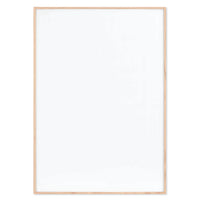 温もりのある天然木と洗練されたデザインが融合した、オーク無垢材の木製ポスターフレーム。シンプルで細身のエッジが効いたフレームは、アートや写真をすっきりと引き立て、北欧風やナチュラルテイストの空間に自然に馴染みます。スカンジナビアスタイルやミニマルデザインを好む方におすすめで、北欧でも定番のインテリアアイテム。天然オーク材は美しい木目と質感、ひとつひとつ異なる表情が魅力です。ナチュラルカラーはホワイトインテリアや和モダン、韓国インテリアなど幅広いスタイルと相性が良く、自然素材やエコ志向の暮らしにもぴったり。一般的なアートサイズに対応し、リビングや玄関、寝室、書斎、店舗など多彩な空間で活躍。壁掛け・立て掛け対応で自由なレイアウトが楽しめ、ギャラリーウォールやDIYにも最適です。