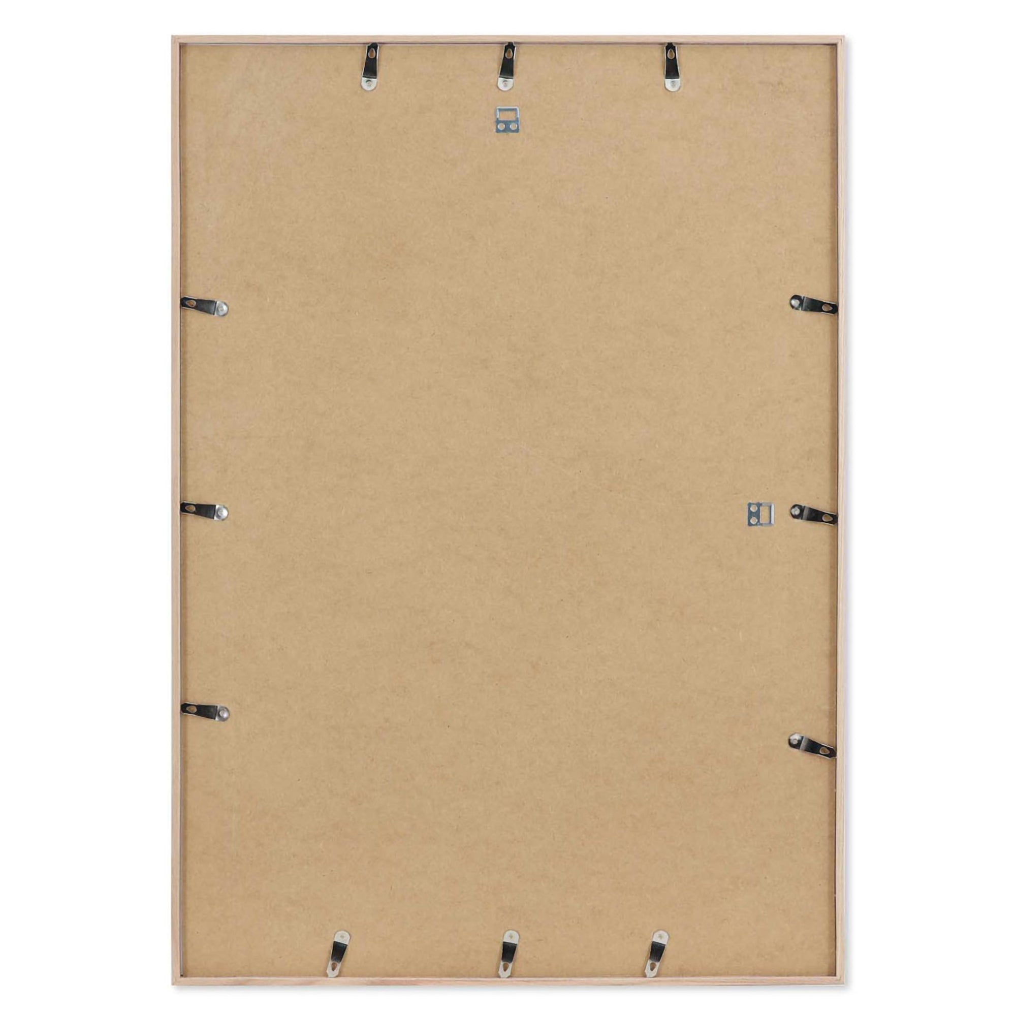 温もりのある天然木と洗練されたデザインが融合した、オーク無垢材の木製ポスターフレーム。シンプルで細身のエッジが効いたフレームは、アートや写真をすっきりと引き立て、北欧風やナチュラルテイストの空間に自然に馴染みます。スカンジナビアスタイルやミニマルデザインを好む方におすすめで、北欧でも定番のインテリアアイテム。天然オーク材は美しい木目と質感、ひとつひとつ異なる表情が魅力です。ナチュラルカラーはホワイトインテリアや和モダン、韓国インテリアなど幅広いスタイルと相性が良く、自然素材やエコ志向の暮らしにもぴったり。一般的なアートサイズに対応し、リビングや玄関、寝室、書斎、店舗など多彩な空間で活躍。壁掛け・立て掛け対応で自由なレイアウトが楽しめ、ギャラリーウォールやDIYにも最適です。