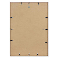 温もりのある天然木と洗練されたデザインが融合した、オーク無垢材の木製ポスターフレーム。シンプルで細身のエッジが効いたフレームは、アートや写真をすっきりと引き立て、北欧風やナチュラルテイストの空間に自然に馴染みます。スカンジナビアスタイルやミニマルデザインを好む方におすすめで、北欧でも定番のインテリアアイテム。天然オーク材は美しい木目と質感、ひとつひとつ異なる表情が魅力です。ナチュラルカラーはホワイトインテリアや和モダン、韓国インテリアなど幅広いスタイルと相性が良く、自然素材やエコ志向の暮らしにもぴったり。一般的なアートサイズに対応し、リビングや玄関、寝室、書斎、店舗など多彩な空間で活躍。壁掛け・立て掛け対応で自由なレイアウトが楽しめ、ギャラリーウォールやDIYにも最適です。