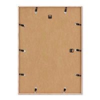 温もりのある天然木と洗練されたデザインが融合した、オーク無垢材の木製ポスターフレーム。シンプルで細身のエッジが効いたフレームは、アートや写真をすっきりと引き立て、北欧風やナチュラルテイストの空間に自然に馴染みます。スカンジナビアスタイルやミニマルデザインを好む方におすすめで、北欧でも定番のインテリアアイテム。天然オーク材は美しい木目と質感、ひとつひとつ異なる表情が魅力です。ナチュラルカラーはホワイトインテリアや和モダン、韓国インテリアなど幅広いスタイルと相性が良く、自然素材やエコ志向の暮らしにもぴったり。一般的なアートサイズに対応し、リビングや玄関、寝室、書斎、店舗など多彩な空間で活躍。壁掛け・立て掛け対応で自由なレイアウトが楽しめ、ギャラリーウォールやDIYにも最適です。