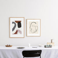 温もりのある天然木と洗練されたデザインが融合した、オーク無垢材の木製ポスターフレーム。シンプルで細身のエッジが効いたフレームは、アートや写真をすっきりと引き立て、北欧風やナチュラルテイストの空間に自然に馴染みます。スカンジナビアスタイルやミニマルデザインを好む方におすすめで、北欧でも定番のインテリアアイテム。天然オーク材は美しい木目と質感、ひとつひとつ異なる表情が魅力です。ナチュラルカラーはホワイトインテリアや和モダン、韓国インテリアなど幅広いスタイルと相性が良く、自然素材やエコ志向の暮らしにもぴったり。一般的なアートサイズに対応し、リビングや玄関、寝室、書斎、店舗など多彩な空間で活躍。壁掛け・立て掛け対応で自由なレイアウトが楽しめ、ギャラリーウォールやDIYにも最適です。