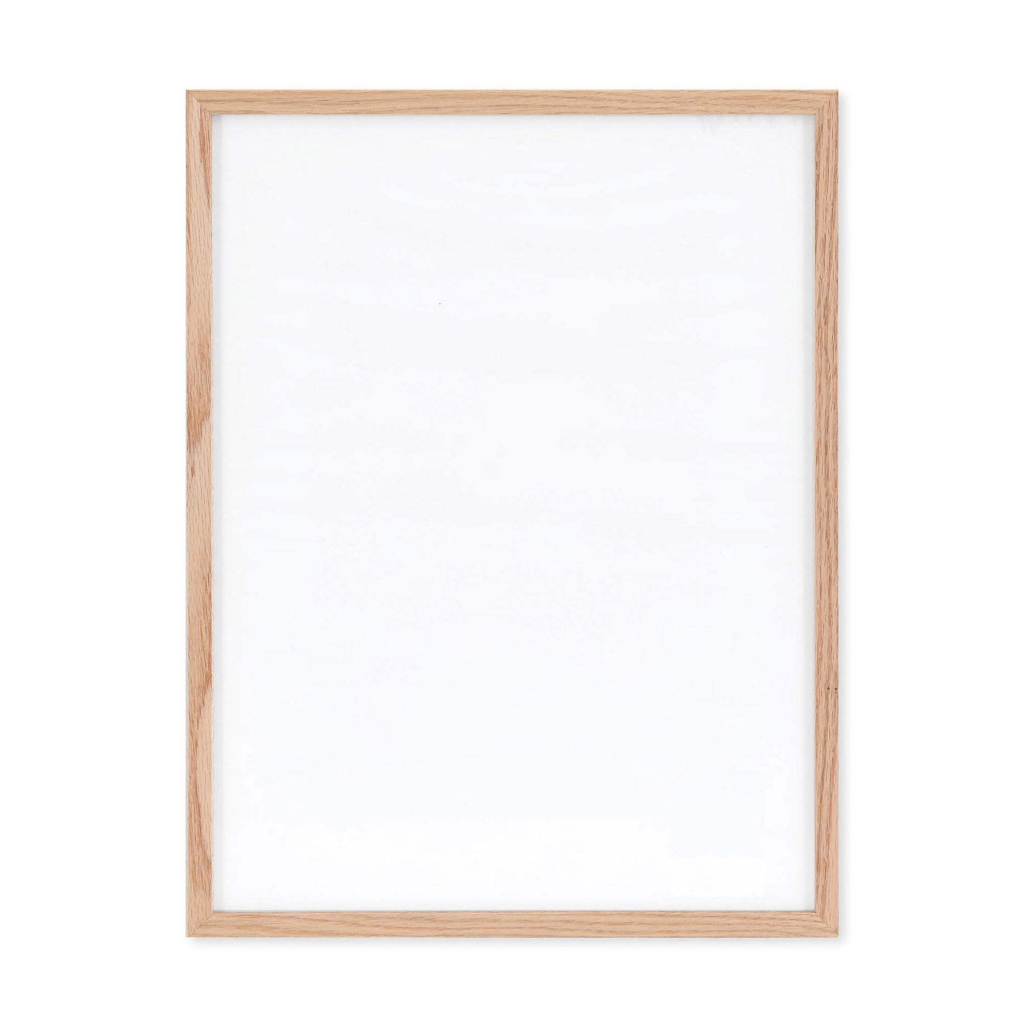温もりのある天然木と洗練されたデザインが融合した、オーク無垢材の木製ポスターフレーム。シンプルで細身のエッジが効いたフレームは、アートや写真をすっきりと引き立て、北欧風やナチュラルテイストの空間に自然に馴染みます。スカンジナビアスタイルやミニマルデザインを好む方におすすめで、北欧でも定番のインテリアアイテム。天然オーク材は美しい木目と質感、ひとつひとつ異なる表情が魅力です。ナチュラルカラーはホワイトインテリアや和モダン、韓国インテリアなど幅広いスタイルと相性が良く、自然素材やエコ志向の暮らしにもぴったり。一般的なアートサイズに対応し、リビングや玄関、寝室、書斎、店舗など多彩な空間で活躍。壁掛け・立て掛け対応で自由なレイアウトが楽しめ、ギャラリーウォールやDIYにも最適です。