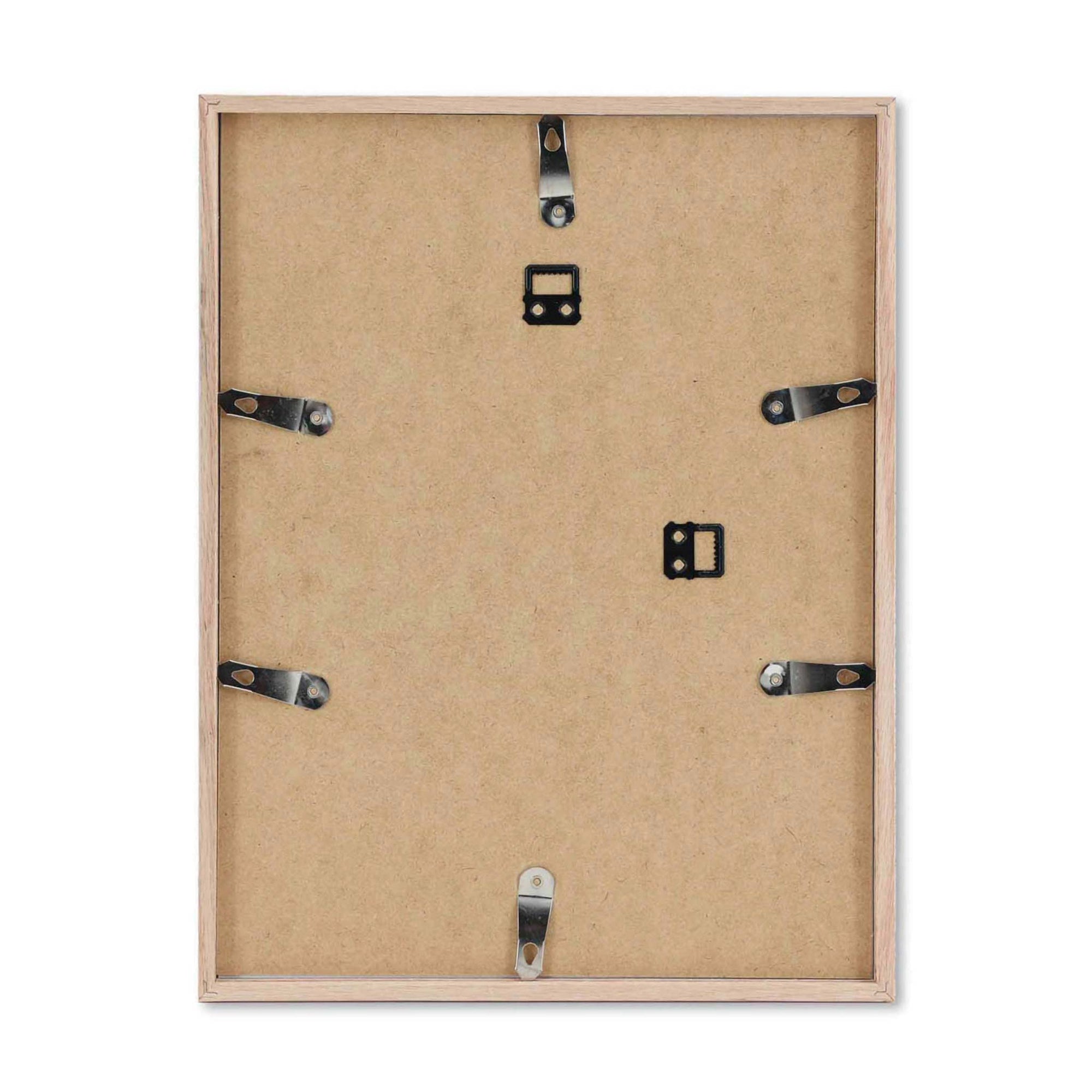 温もりのある天然木と洗練されたデザインが融合した、オーク無垢材の木製ポスターフレーム。シンプルで細身のエッジが効いたフレームは、アートや写真をすっきりと引き立て、北欧風やナチュラルテイストの空間に自然に馴染みます。スカンジナビアスタイルやミニマルデザインを好む方におすすめで、北欧でも定番のインテリアアイテム。天然オーク材は美しい木目と質感、ひとつひとつ異なる表情が魅力です。ナチュラルカラーはホワイトインテリアや和モダン、韓国インテリアなど幅広いスタイルと相性が良く、自然素材やエコ志向の暮らしにもぴったり。一般的なアートサイズに対応し、リビングや玄関、寝室、書斎、店舗など多彩な空間で活躍。壁掛け・立て掛け対応で自由なレイアウトが楽しめ、ギャラリーウォールやDIYにも最適です。