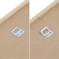 温もりのある天然木と洗練されたデザインが融合した、オーク無垢材の木製ポスターフレーム。シンプルで細身のエッジが効いたフレームは、アートや写真をすっきりと引き立て、北欧風やナチュラルテイストの空間に自然に馴染みます。スカンジナビアスタイルやミニマルデザインを好む方におすすめで、北欧でも定番のインテリアアイテム。天然オーク材は美しい木目と質感、ひとつひとつ異なる表情が魅力です。ナチュラルカラーはホワイトインテリアや和モダン、韓国インテリアなど幅広いスタイルと相性が良く、自然素材やエコ志向の暮らしにもぴったり。一般的なアートサイズに対応し、リビングや玄関、寝室、書斎、店舗など多彩な空間で活躍。壁掛け・立て掛け対応で自由なレイアウトが楽しめ、ギャラリーウォールやDIYにも最適です。