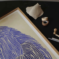 温もりのある天然木と洗練されたデザインが融合した、オーク無垢材の木製ポスターフレーム。シンプルで細身のエッジが効いたフレームは、アートや写真をすっきりと引き立て、北欧風やナチュラルテイストの空間に自然に馴染みます。スカンジナビアスタイルやミニマルデザインを好む方におすすめで、北欧でも定番のインテリアアイテム。天然オーク材は美しい木目と質感、ひとつひとつ異なる表情が魅力です。ナチュラルカラーはホワイトインテリアや和モダン、韓国インテリアなど幅広いスタイルと相性が良く、自然素材やエコ志向の暮らしにもぴったり。一般的なアートサイズに対応し、リビングや玄関、寝室、書斎、店舗など多彩な空間で活躍。壁掛け・立て掛け対応で自由なレイアウトが楽しめ、ギャラリーウォールやDIYにも最適です。