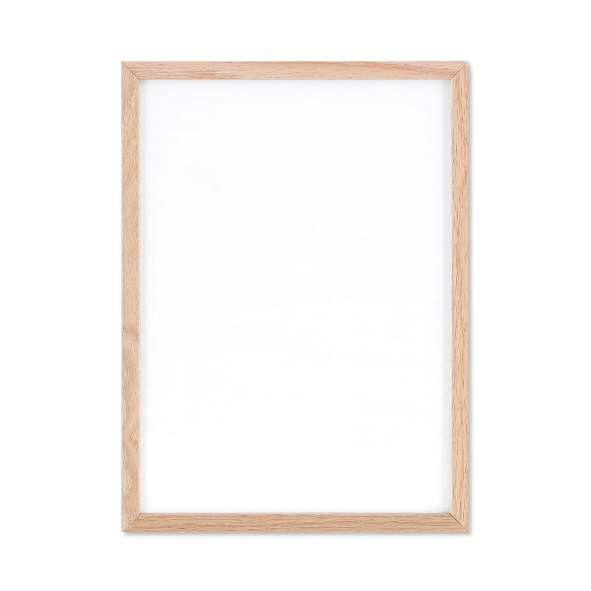 温もりのある天然木と洗練されたデザインが融合した、オーク無垢材の木製ポスターフレーム。シンプルで細身のエッジが効いたフレームは、アートや写真をすっきりと引き立て、北欧風やナチュラルテイストの空間に自然に馴染みます。スカンジナビアスタイルやミニマルデザインを好む方におすすめで、北欧でも定番のインテリアアイテム。天然オーク材は美しい木目と質感、ひとつひとつ異なる表情が魅力です。ナチュラルカラーはホワイトインテリアや和モダン、韓国インテリアなど幅広いスタイルと相性が良く、自然素材やエコ志向の暮らしにもぴったり。一般的なアートサイズに対応し、リビングや玄関、寝室、書斎、店舗など多彩な空間で活躍。壁掛け・立て掛け対応で自由なレイアウトが楽しめ、ギャラリーウォールやDIYにも最適です。