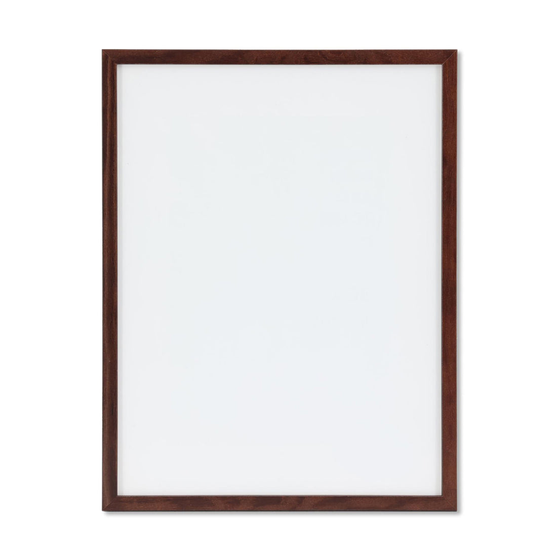 スカンジナビアのクラフトマンシップにインスパイアされた、北欧デザインの美学が息づく天然木製のポスターフレーム。温もりある無垢材と洗練されたスリムなフォルムが融合し、アートポスターや写真をすっきりと引き立てながら、空間全体に落ち着きと上質さをもたらします。上質な天然木を使用したフレームは、不透明ながらも木目の自然な表情をほのかに感じさせ、ナチュラルでありながら現代的な雰囲気も演出します。金属製のハンガーが裏面に取り付けられており、縦横どちらの向きでも壁に掛けてご使用いただけます。アルミフレームにはない自然素材ならではの豊かな質感とぬくもりは、北欧諸国でも高く評価され、定番のインテリアアイテムとして広く親しまれています。シンプルで飽きのこないデザインは、ミニマルインテリアやナチュラルテイストのお部屋にも自然に調和し、日常に木の優しさと北欧らしい上質な空気を添えてくれます。