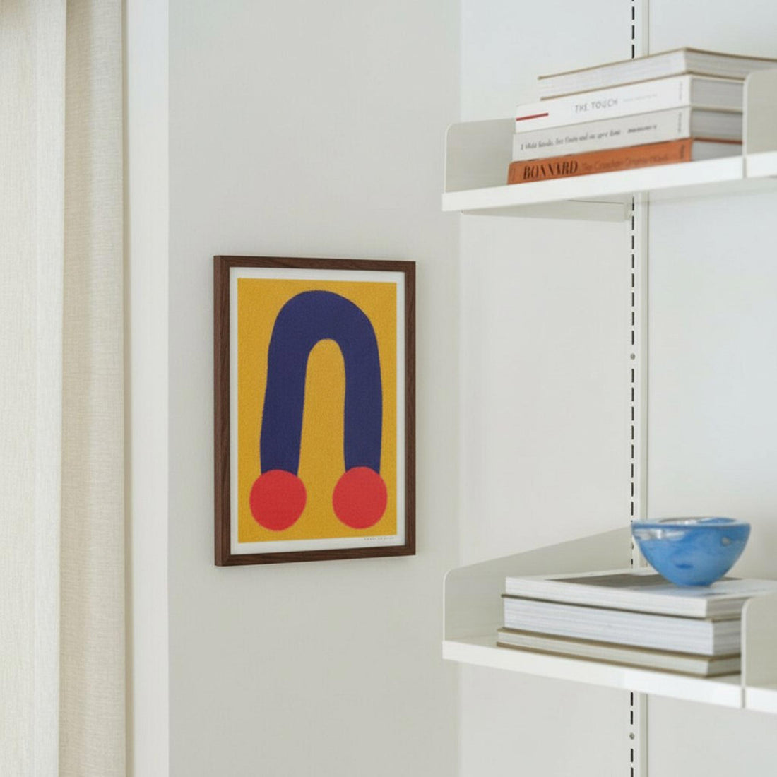 スカンジナビアのクラフトマンシップにインスパイアされた、北欧デザインの美学が息づく天然木製のポスターフレーム。温もりある無垢材と洗練されたスリムなフォルムが融合し、アートポスターや写真をすっきりと引き立てながら、空間全体に落ち着きと上質さをもたらします。上質な天然木を使用したフレームは、不透明ながらも木目の自然な表情をほのかに感じさせ、ナチュラルでありながら現代的な雰囲気も演出します。金属製のハンガーが裏面に取り付けられており、縦横どちらの向きでも壁に掛けてご使用いただけます。アルミフレームにはない自然素材ならではの豊かな質感とぬくもりは、北欧諸国でも高く評価され、定番のインテリアアイテムとして広く親しまれています。シンプルで飽きのこないデザインは、ミニマルインテリアやナチュラルテイストのお部屋にも自然に調和し、日常に木の優しさと北欧らしい上質な空気を添えてくれます。