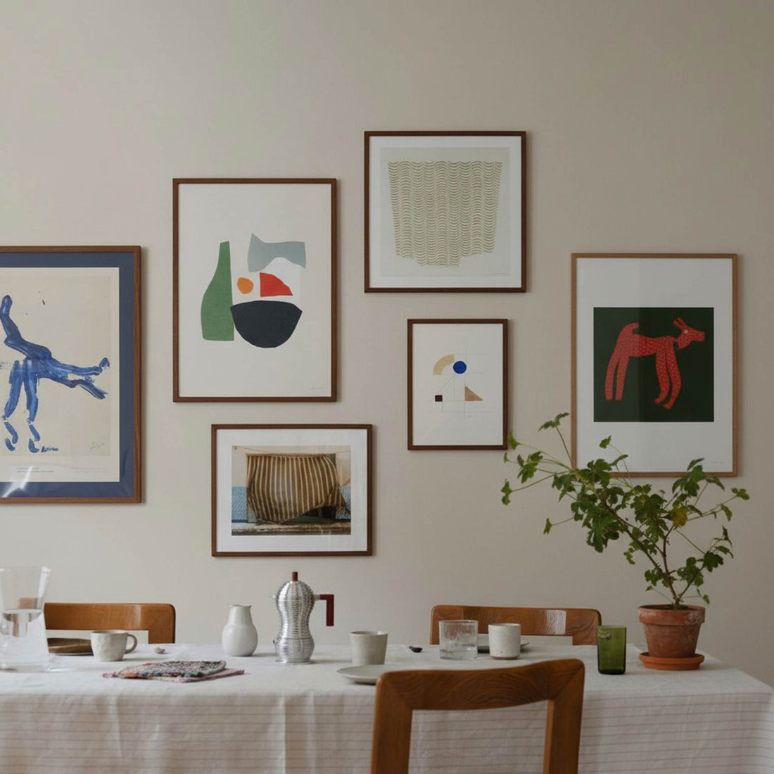 スカンジナビアのクラフトマンシップにインスパイアされた、北欧デザインの美学が息づく天然木製のポスターフレーム。温もりある無垢材と洗練されたスリムなフォルムが融合し、アートポスターや写真をすっきりと引き立てながら、空間全体に落ち着きと上質さをもたらします。上質な天然木を使用したフレームは、不透明ながらも木目の自然な表情をほのかに感じさせ、ナチュラルでありながら現代的な雰囲気も演出します。金属製のハンガーが裏面に取り付けられており、縦横どちらの向きでも壁に掛けてご使用いただけます。アルミフレームにはない自然素材ならではの豊かな質感とぬくもりは、北欧諸国でも高く評価され、定番のインテリアアイテムとして広く親しまれています。シンプルで飽きのこないデザインは、ミニマルインテリアやナチュラルテイストのお部屋にも自然に調和し、日常に木の優しさと北欧らしい上質な空気を添えてくれます。