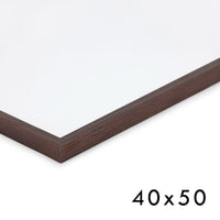 スカンジナビアのクラフトマンシップにインスパイアされた、北欧デザインの美学が息づく天然木製のポスターフレーム。温もりある無垢材と洗練されたスリムなフォルムが融合し、アートポスターや写真をすっきりと引き立てながら、空間全体に落ち着きと上質さをもたらします。上質な天然木を使用したフレームは、不透明ながらも木目の自然な表情をほのかに感じさせ、ナチュラルでありながら現代的な雰囲気も演出します。金属製のハンガーが裏面に取り付けられており、縦横どちらの向きでも壁に掛けてご使用いただけます。アルミフレームにはない自然素材ならではの豊かな質感とぬくもりは、北欧諸国でも高く評価され、定番のインテリアアイテムとして広く親しまれています。シンプルで飽きのこないデザインは、ミニマルインテリアやナチュラルテイストのお部屋にも自然に調和し、日常に木の優しさと北欧らしい上質な空気を添えてくれます。