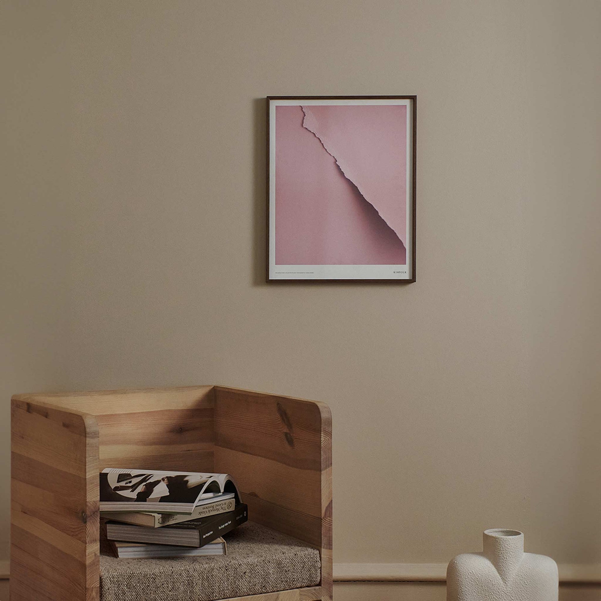 スカンジナビアのクラフトマンシップにインスパイアされた、北欧デザインの美学が息づく天然木製のポスターフレーム。温もりある無垢材と洗練されたスリムなフォルムが融合し、アートポスターや写真をすっきりと引き立てながら、空間全体に落ち着きと上質さをもたらします。上質な天然木を使用したフレームは、不透明ながらも木目の自然な表情をほのかに感じさせ、ナチュラルでありながら現代的な雰囲気も演出します。金属製のハンガーが裏面に取り付けられており、縦横どちらの向きでも壁に掛けてご使用いただけます。アルミフレームにはない自然素材ならではの豊かな質感とぬくもりは、北欧諸国でも高く評価され、定番のインテリアアイテムとして広く親しまれています。シンプルで飽きのこないデザインは、ミニマルインテリアやナチュラルテイストのお部屋にも自然に調和し、日常に木の優しさと北欧らしい上質な空気を添えてくれます。